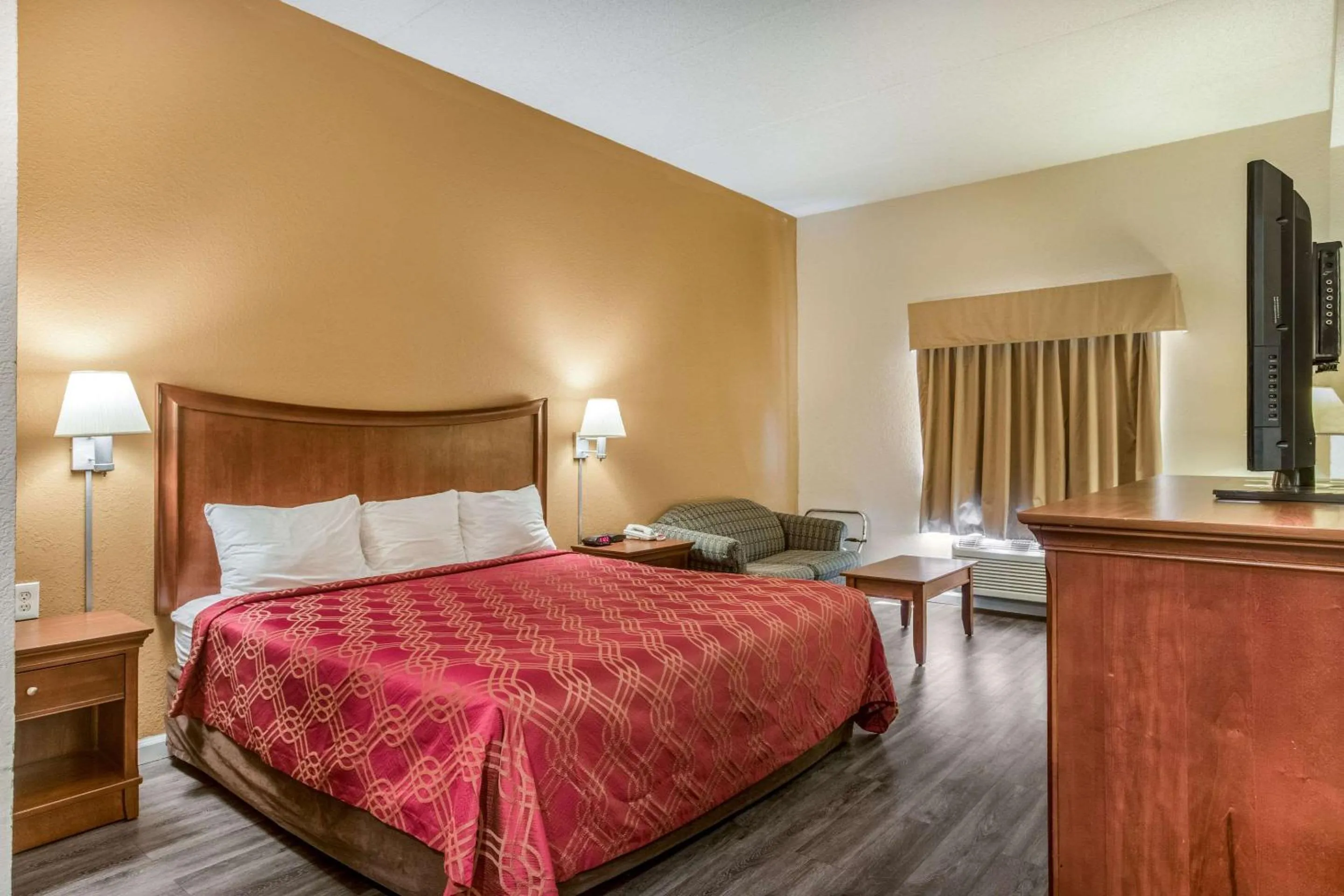 King Room with Roll-In Shower - Accessible/Non-Smoking in Econo Lodge Inn & Suites Marietta