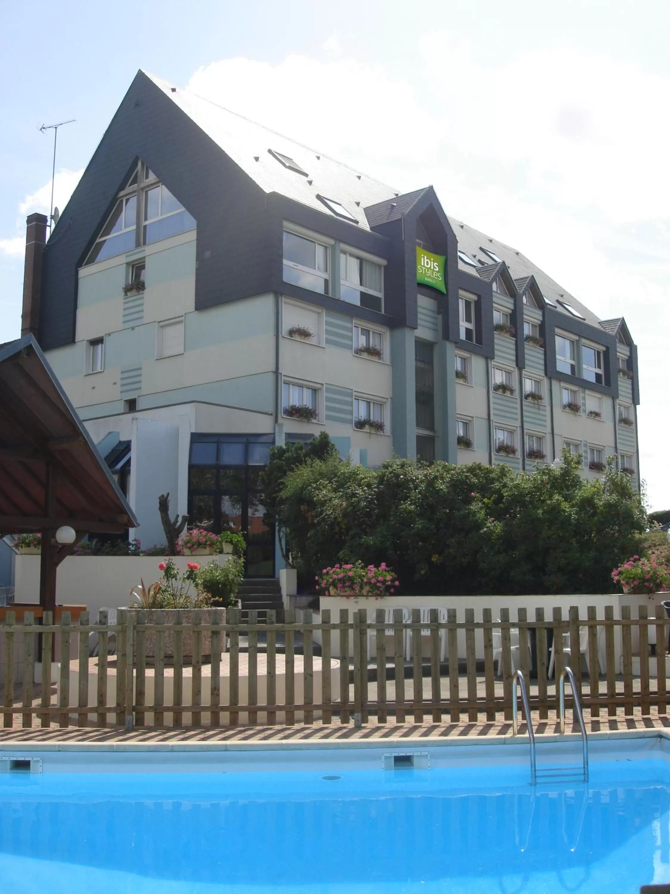 Property building in Hôtel ibis Styles Auxerre Nord