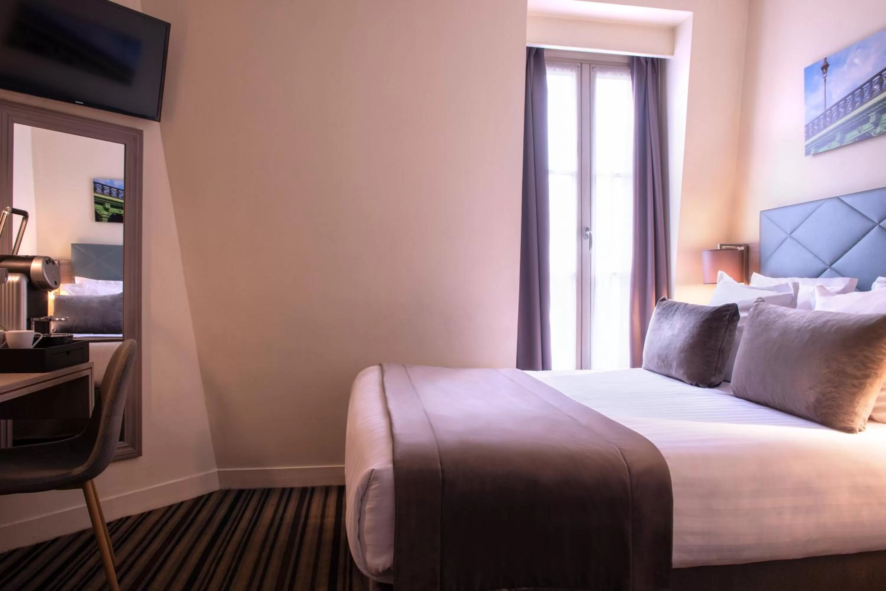 Bedroom, Bed in Hôtel Aston Paris