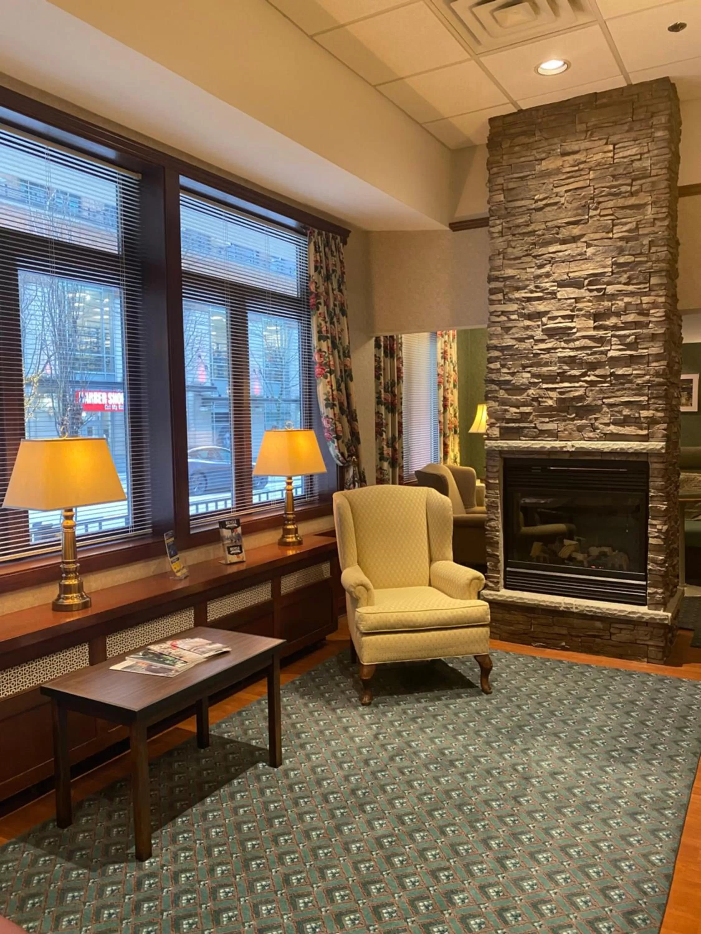 Communal lounge/ TV room in Kingston Hotel