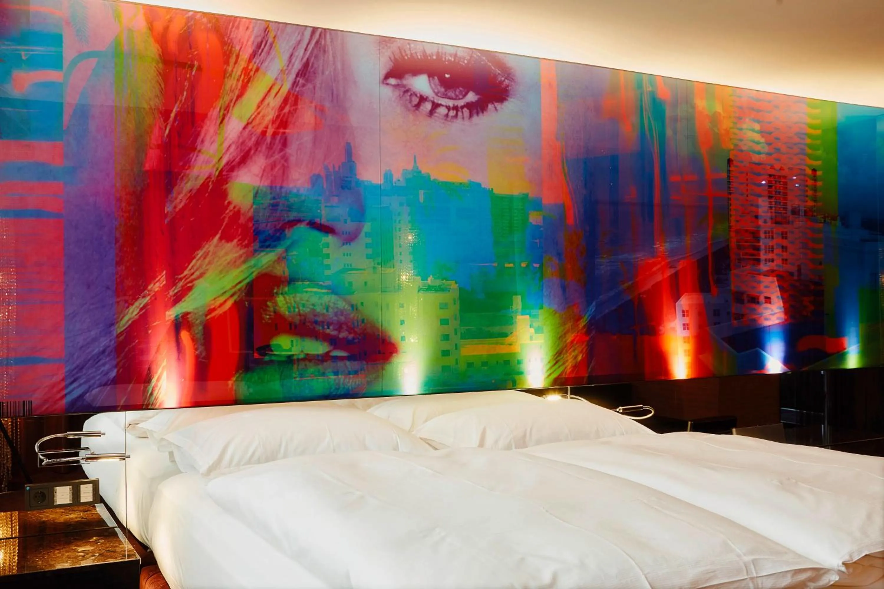 Photo of the whole room, Bed in Savoy Hotel