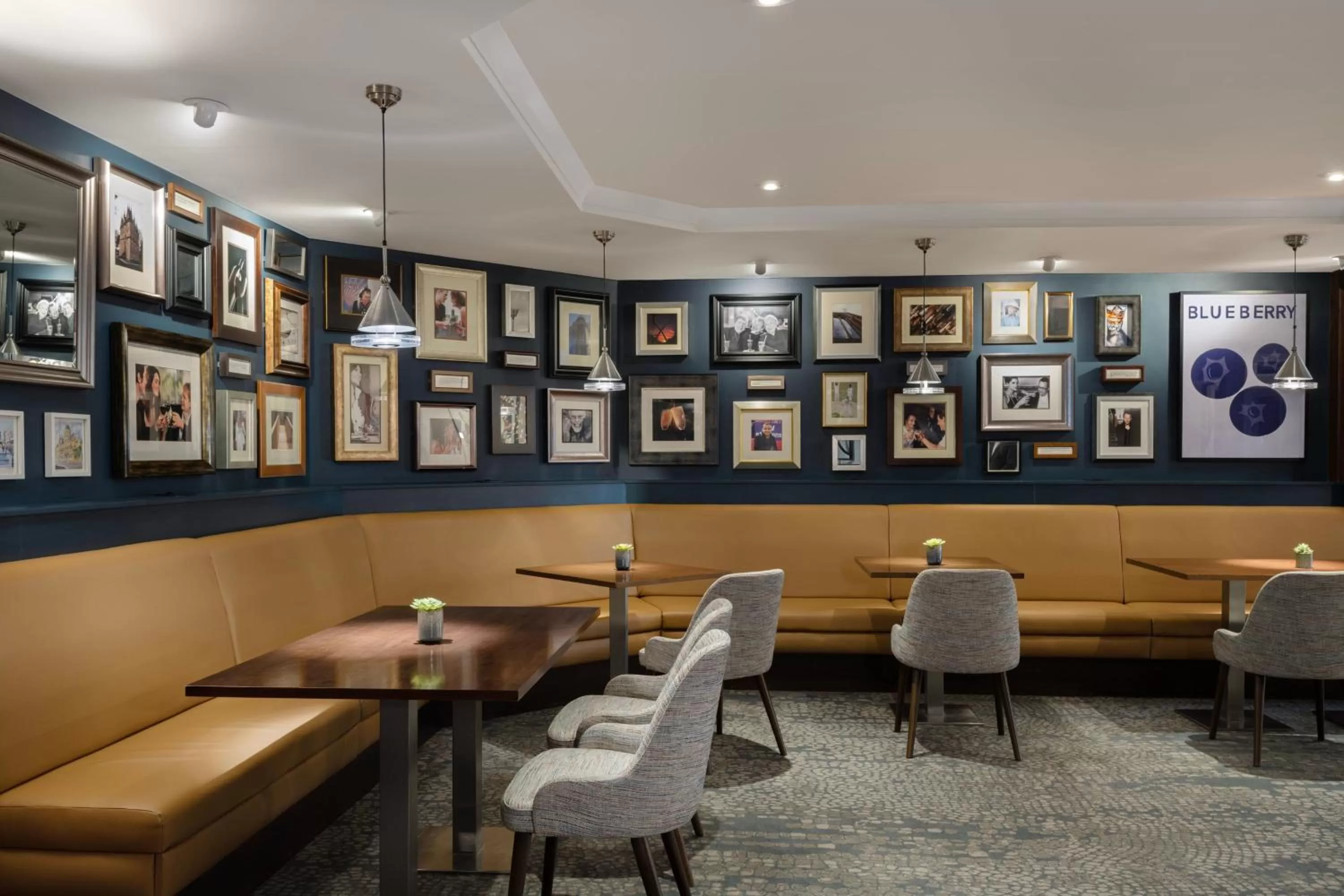 Lounge or bar in Delta Hotels by Marriott Northampton