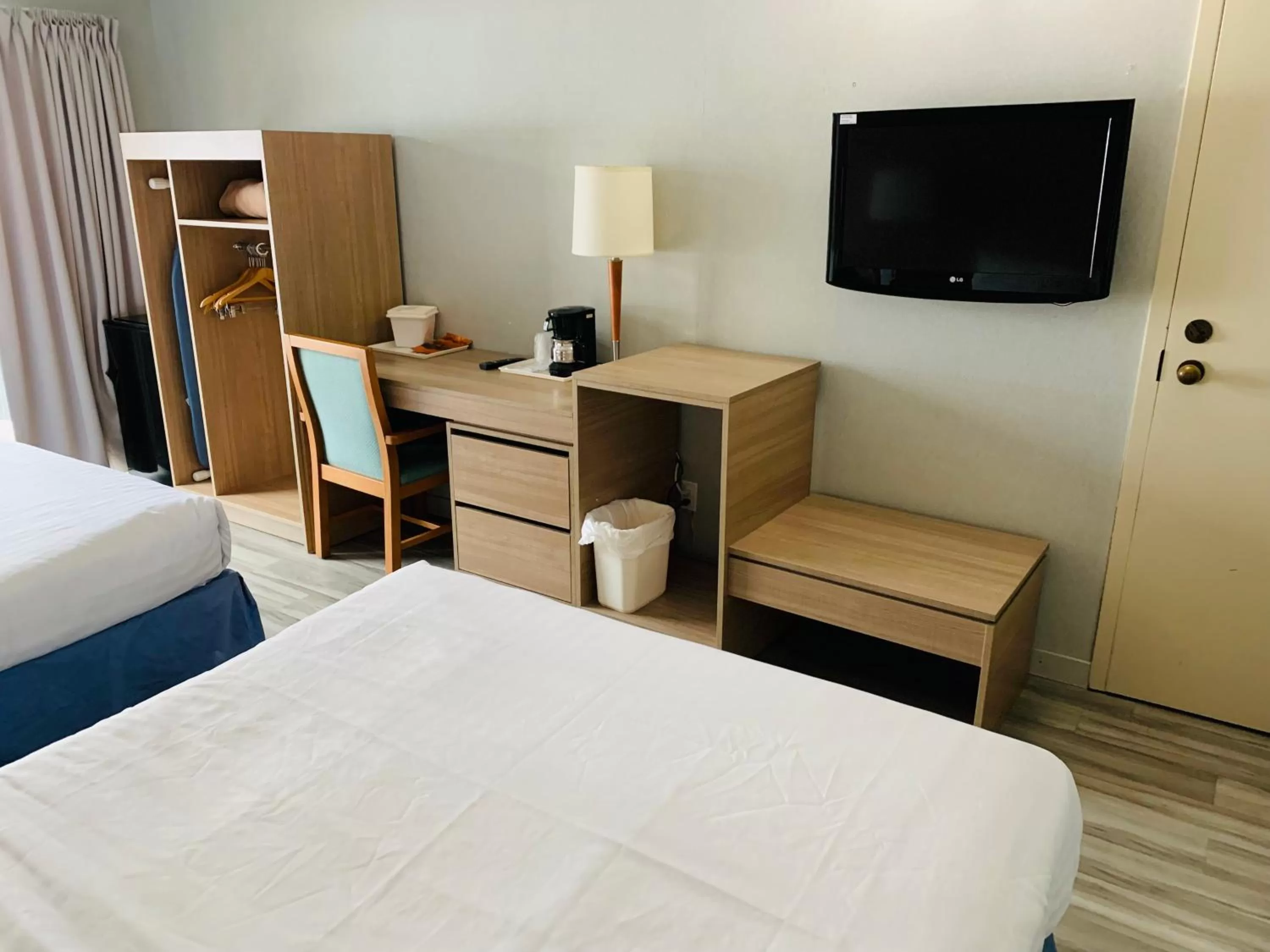 hair dresser, Bed in Econo Lodge Airport Quebec