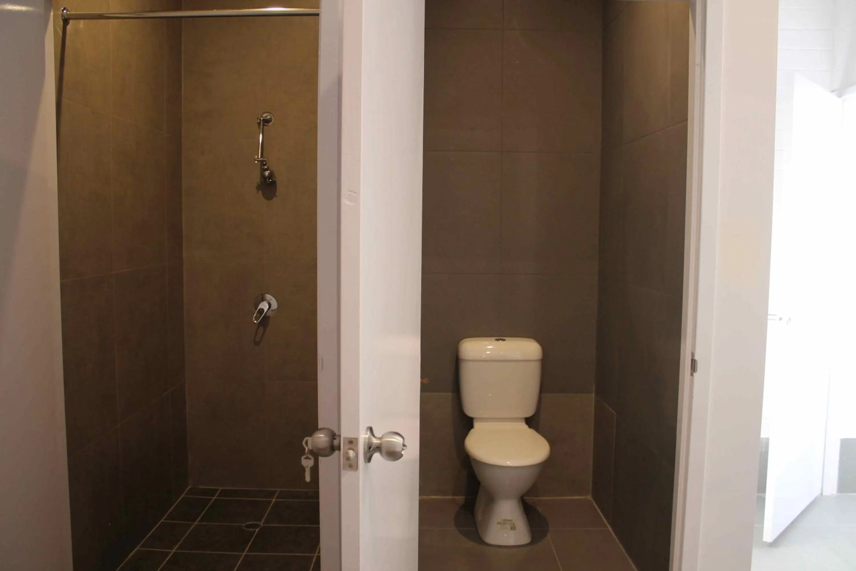 Bathroom in Perth 5 Backpacker Hostel