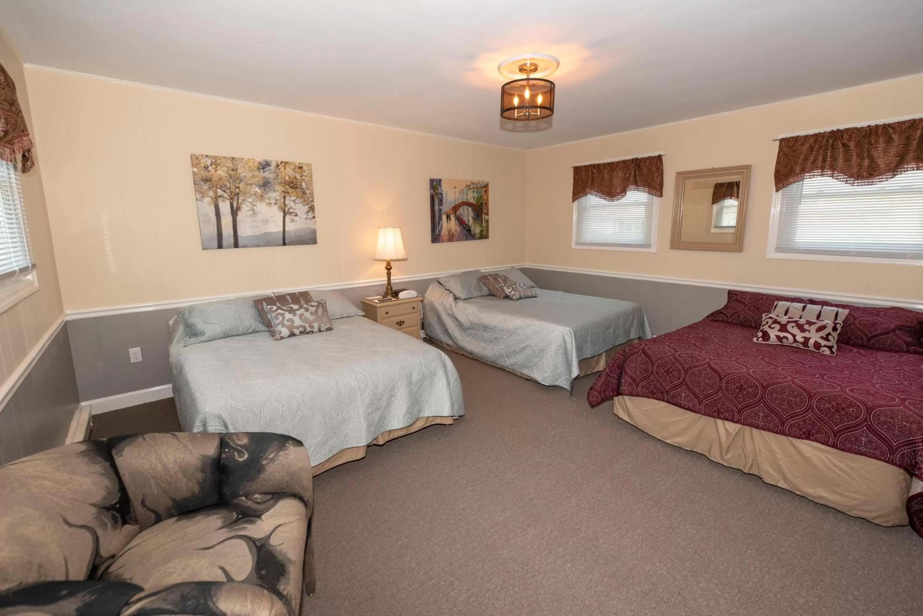 Bedroom, Bed in Simmons Motel and Suites