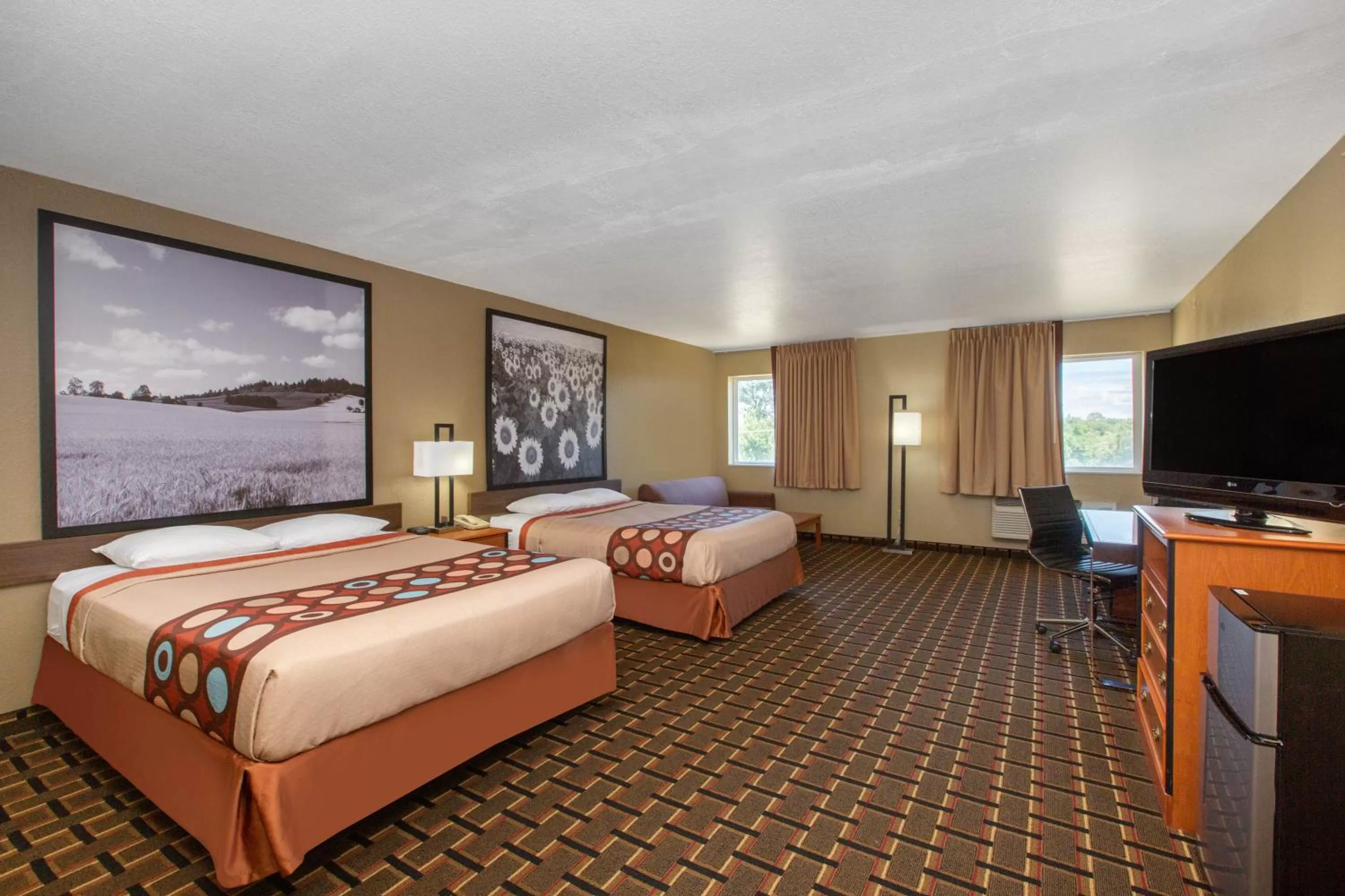 Photo of the whole room, Bed in Super 8 by Wyndham Ottawa