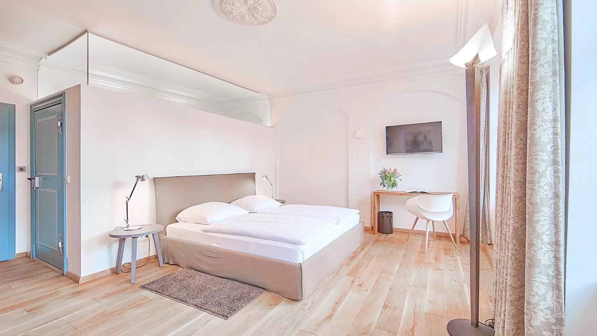 Photo of the whole room, Bed in Anno 1433 Hotel Lüneburg