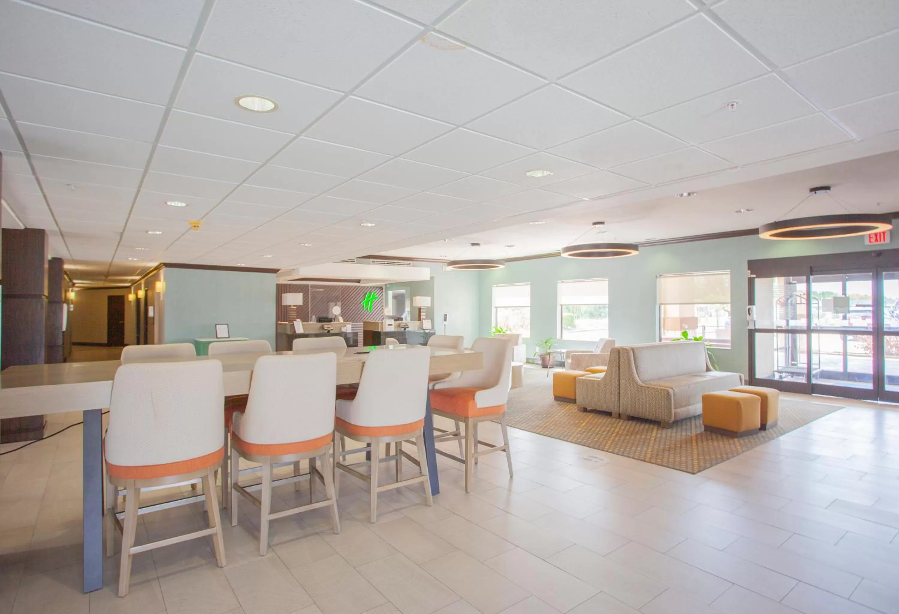 Lobby or reception in Holiday Inn & Suites Spring - The Woodlands