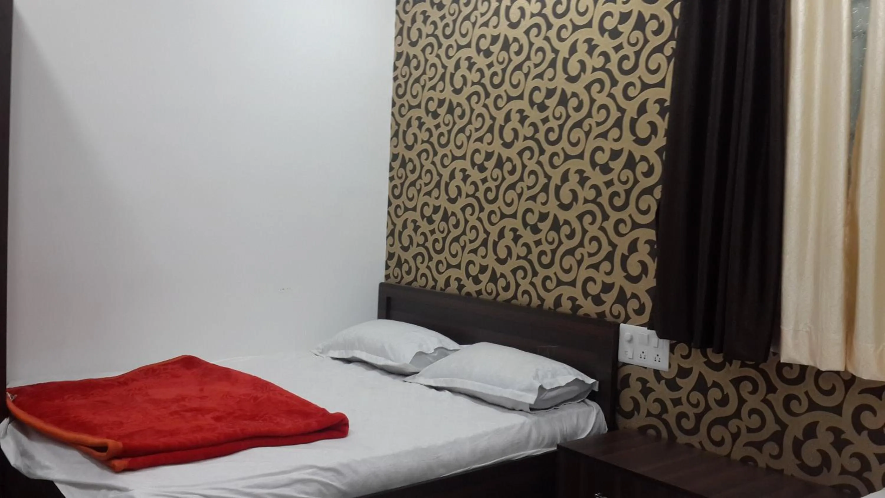 Bedroom, Bed in Hotel Holiday Era Opposite Railway Station