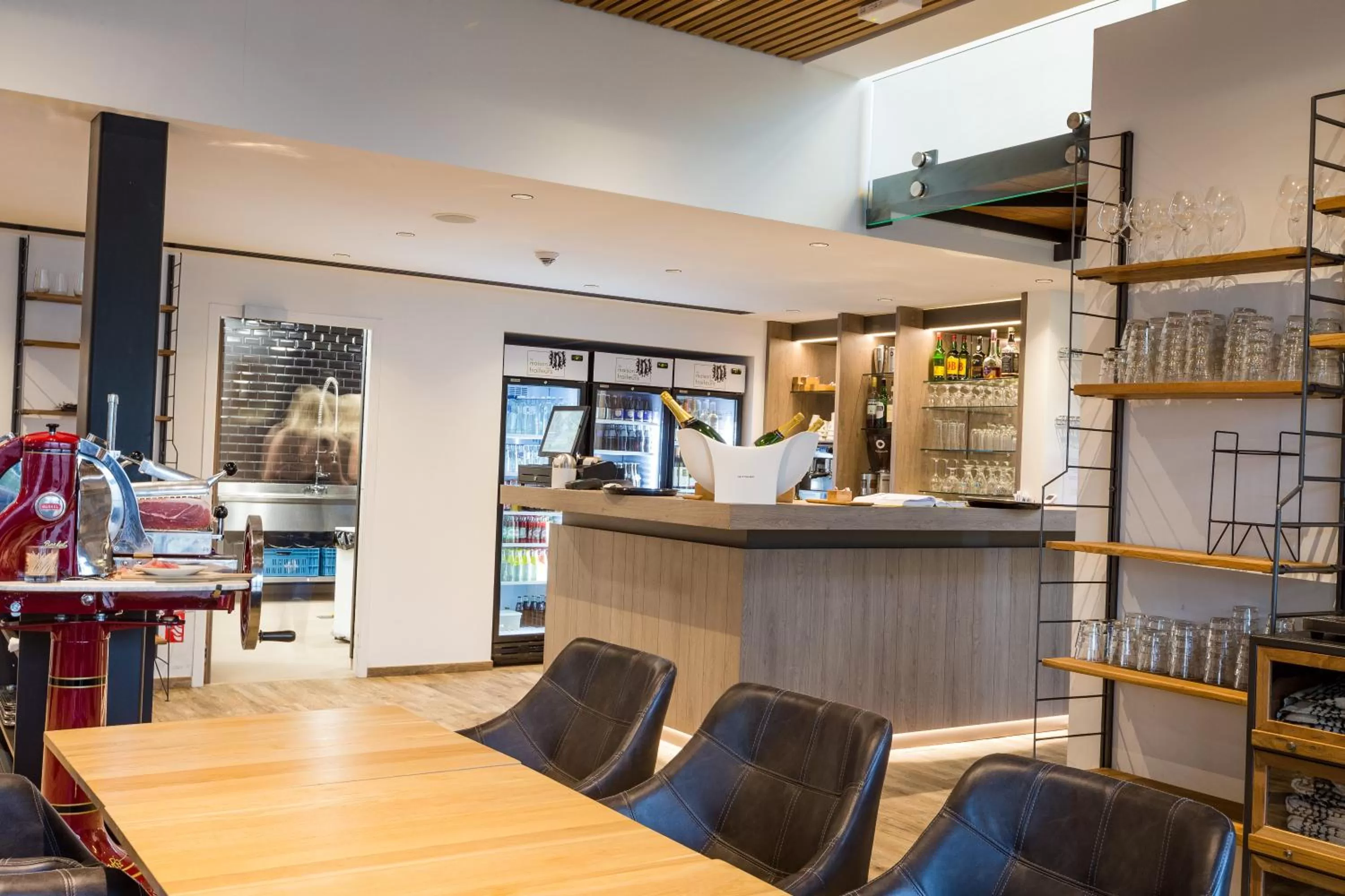 Lounge or bar in Golden Lakes Hotel