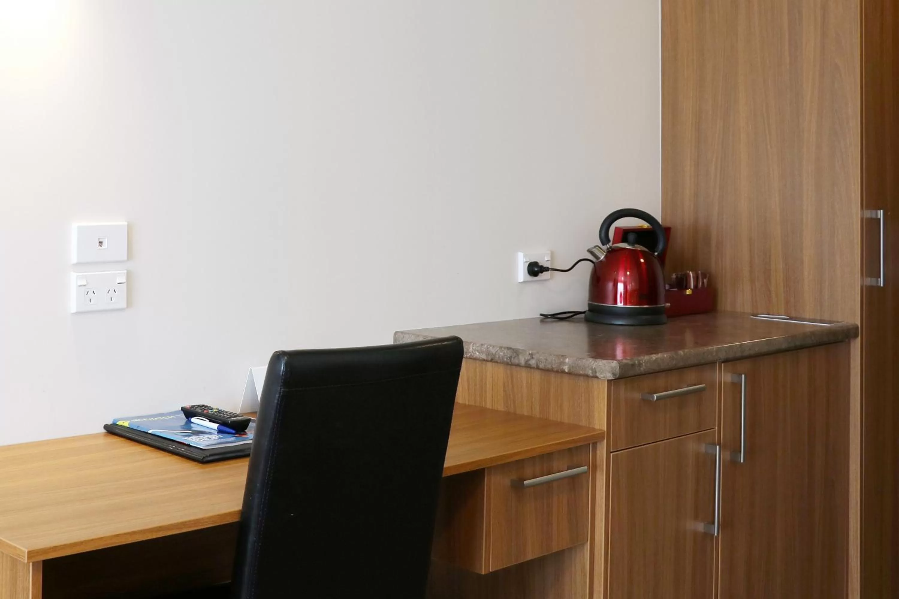 Coffee/tea facilities in The Victoria Hotel Dunedin