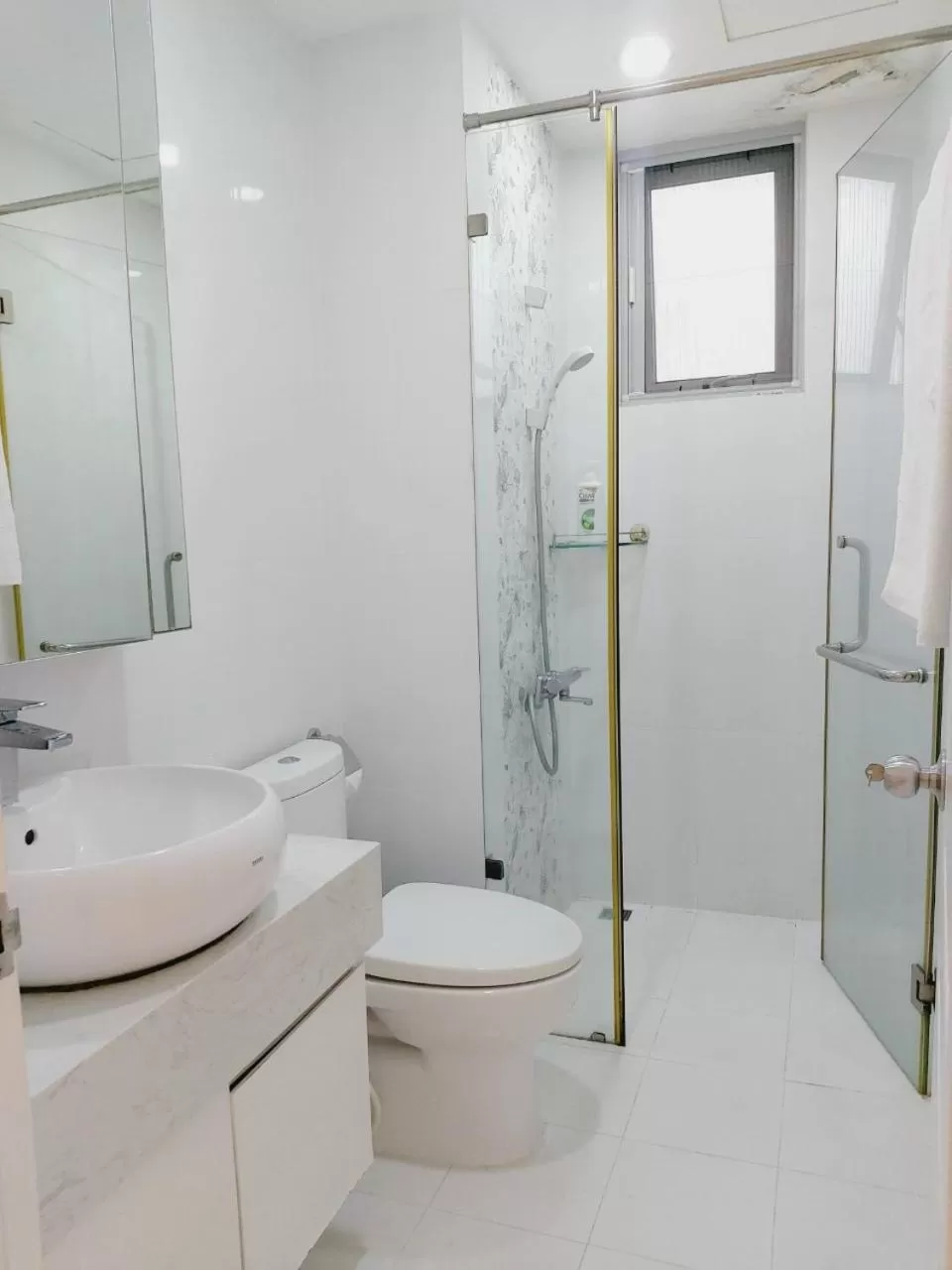 Shower in Scenic Valley Suite