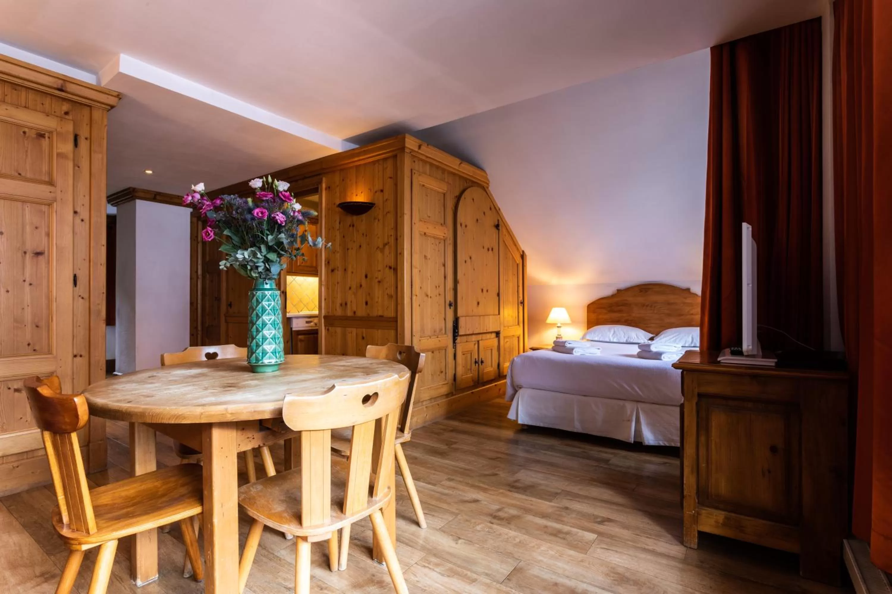 Living room, Bed in Les Balcons du Savoy