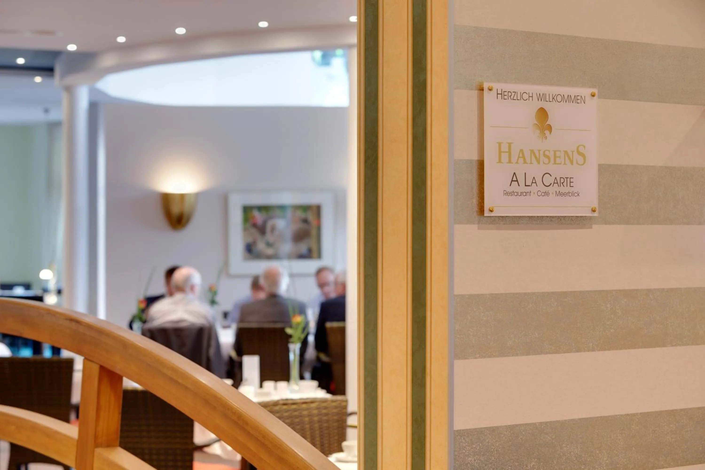 group of guests in HansenS Haus am Meer
