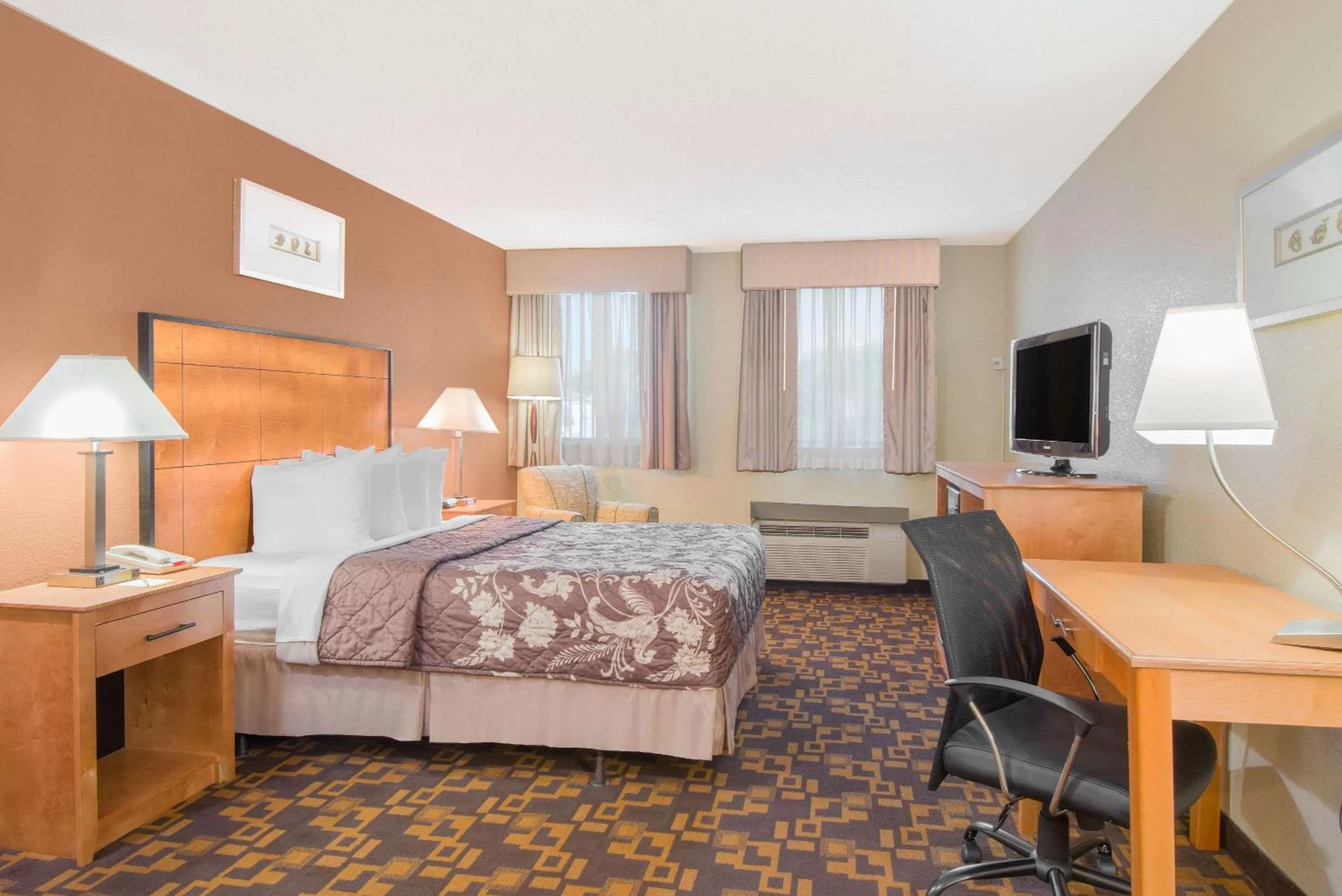 Photo of the whole room, Bed in Days Inn by Wyndham Gettysburg