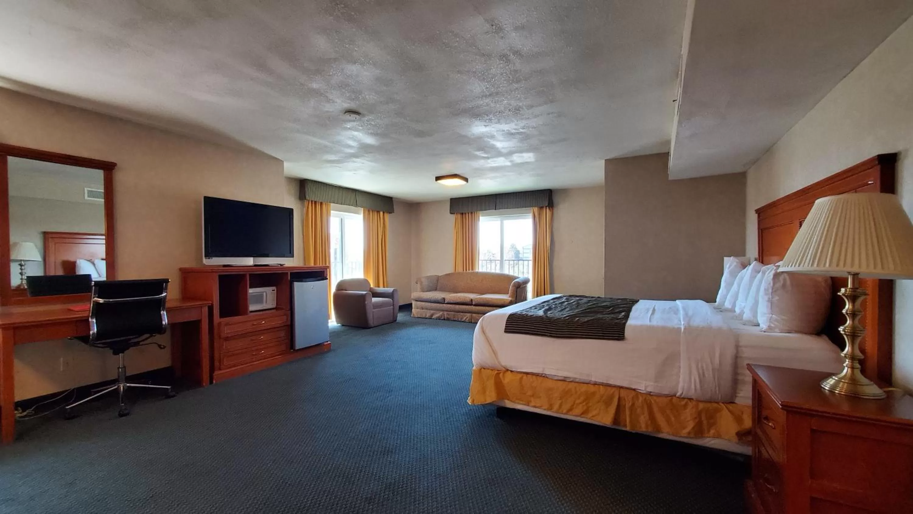 Communal lounge/ TV room, Bed in Ramada by Wyndham Flagstaff East