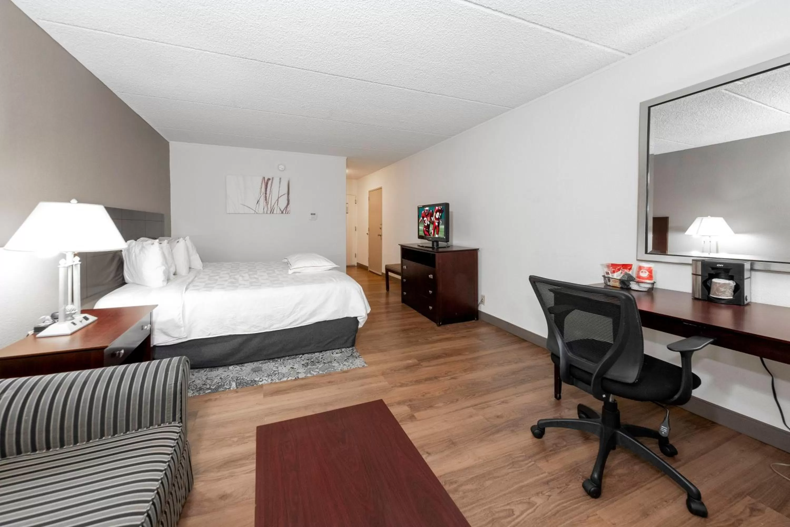 Photo of the whole room, Bed in Red Roof PLUS Newark Liberty Airport - Carteret