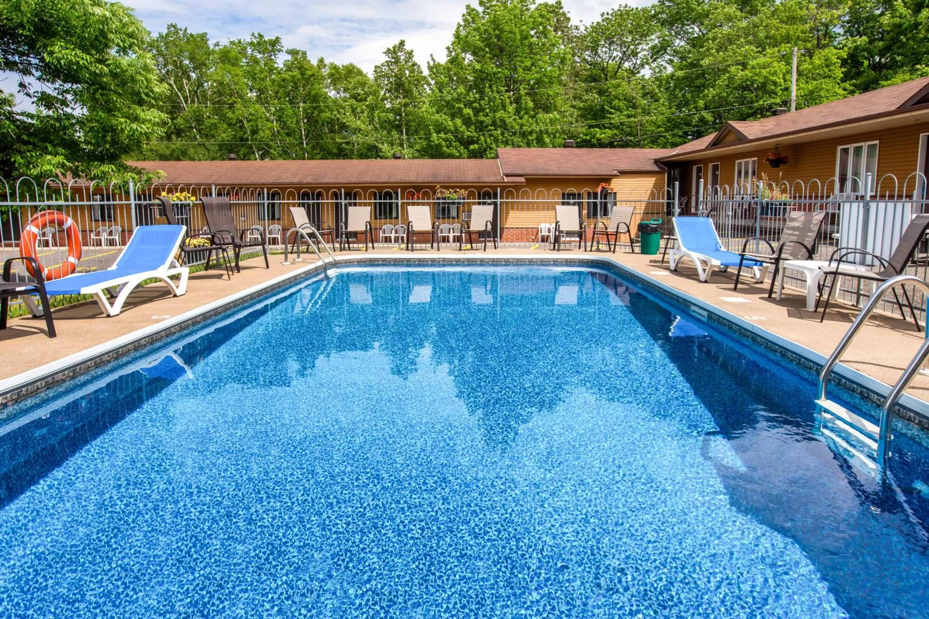 Swimming Pool in Motel et Camping Etchemin