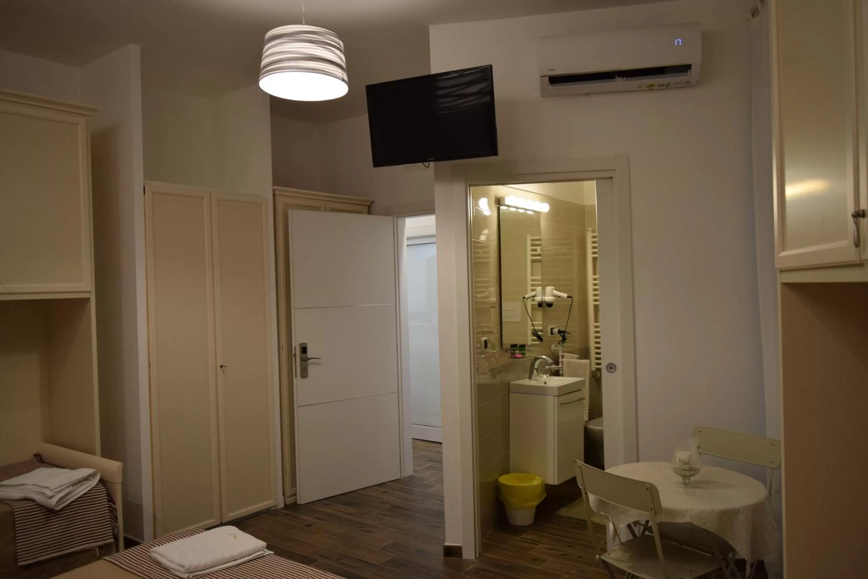 TV and multimedia, Bathroom in DomuS al Corso B&B