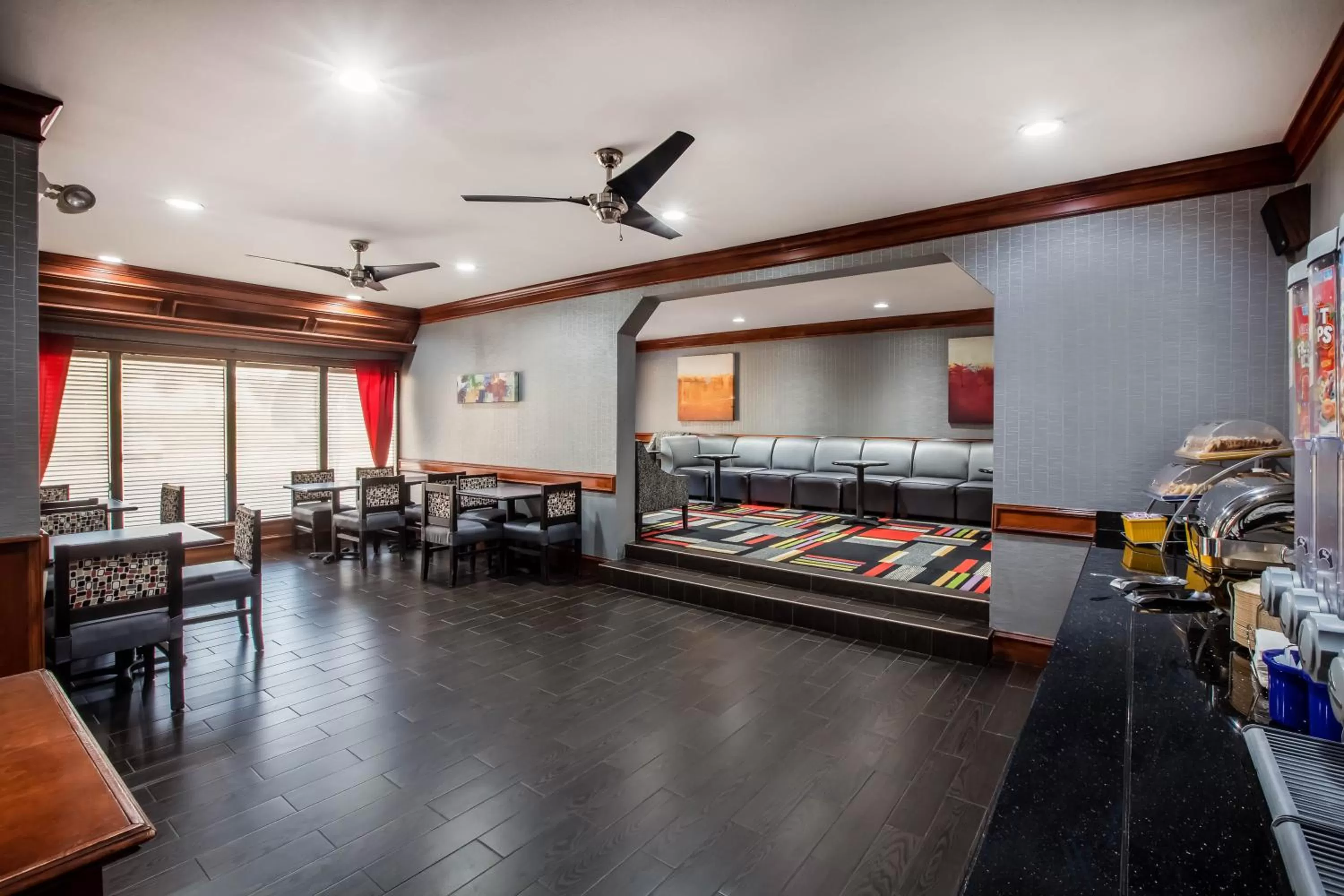 Buffet breakfast, Bed in Days Inn & Suites by Wyndham Tyler