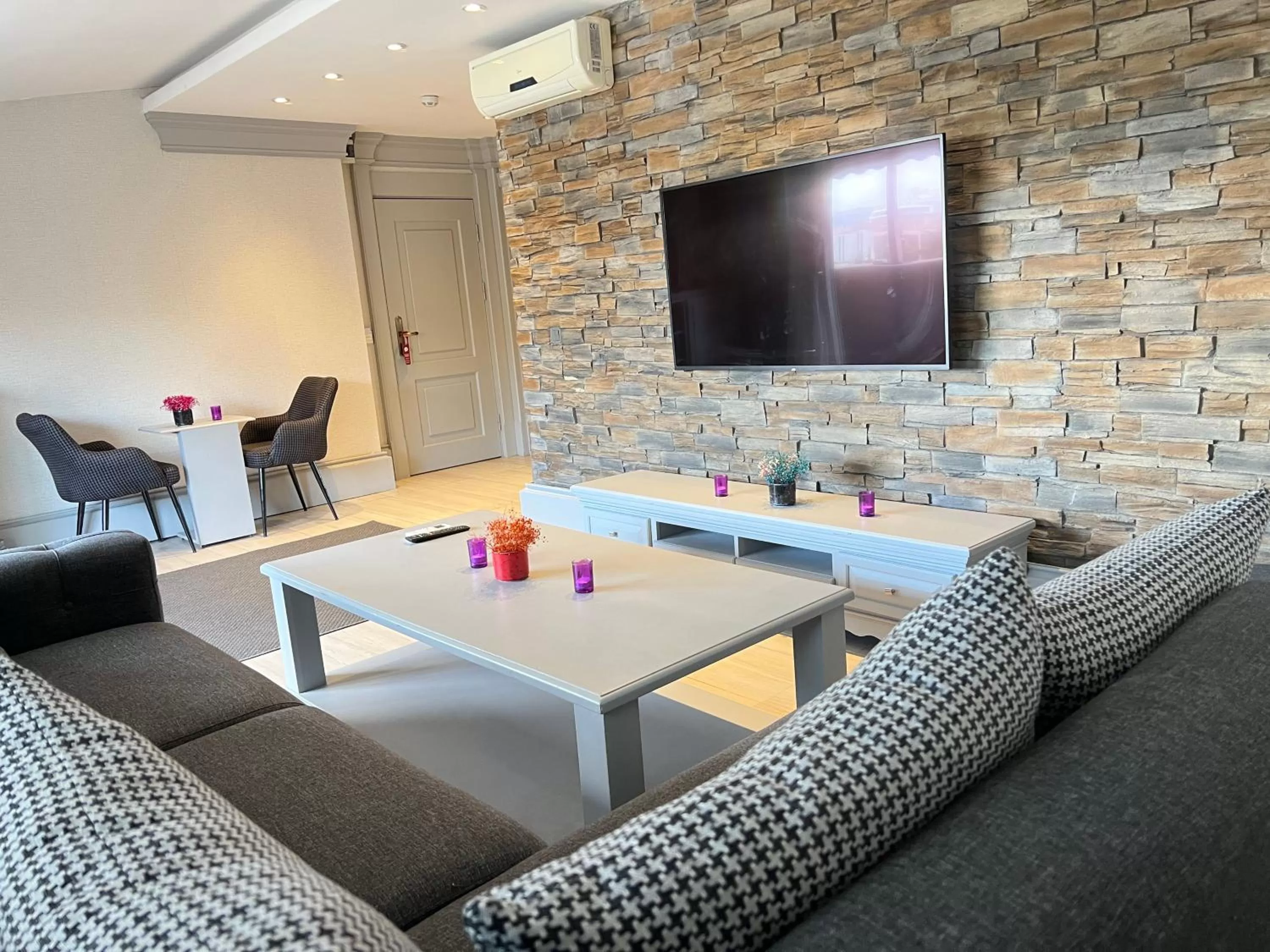 TV and multimedia, TV/Entertainment Center in Port Hotel