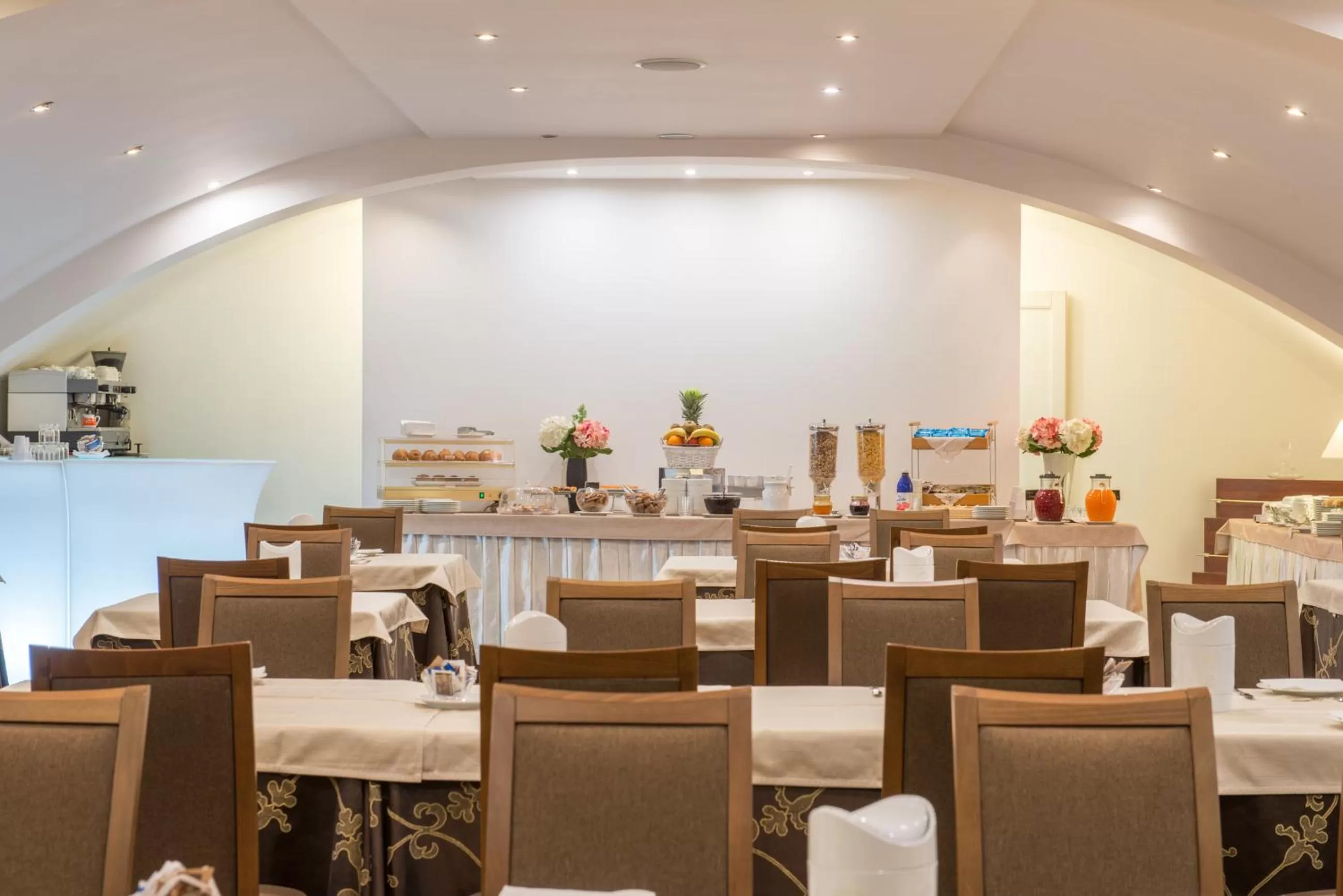 Restaurant/places to eat in Royal Hotel