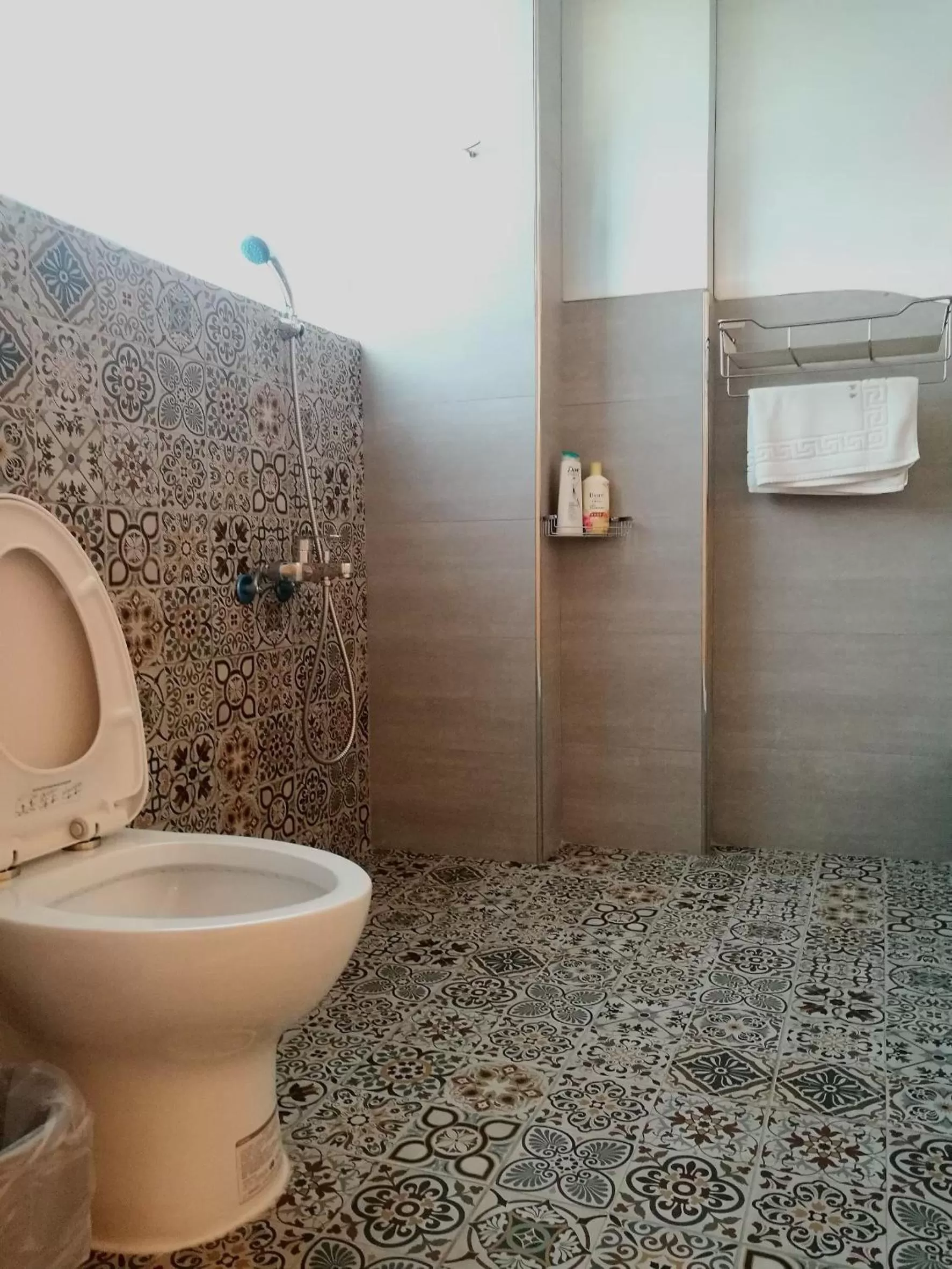 Shower in Love Ocean & Happy Bay HomeStay