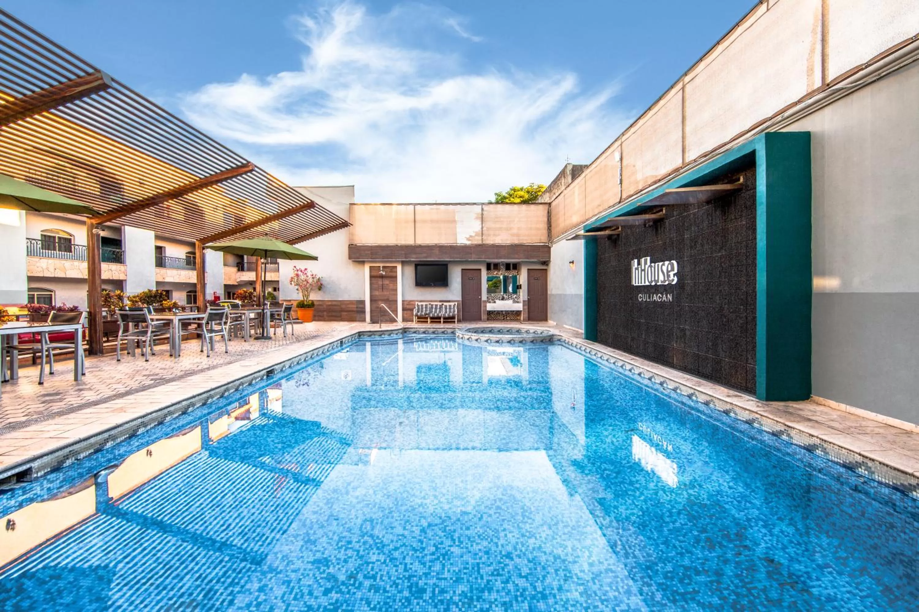 Swimming pool in InHouse Hotel Culiacán