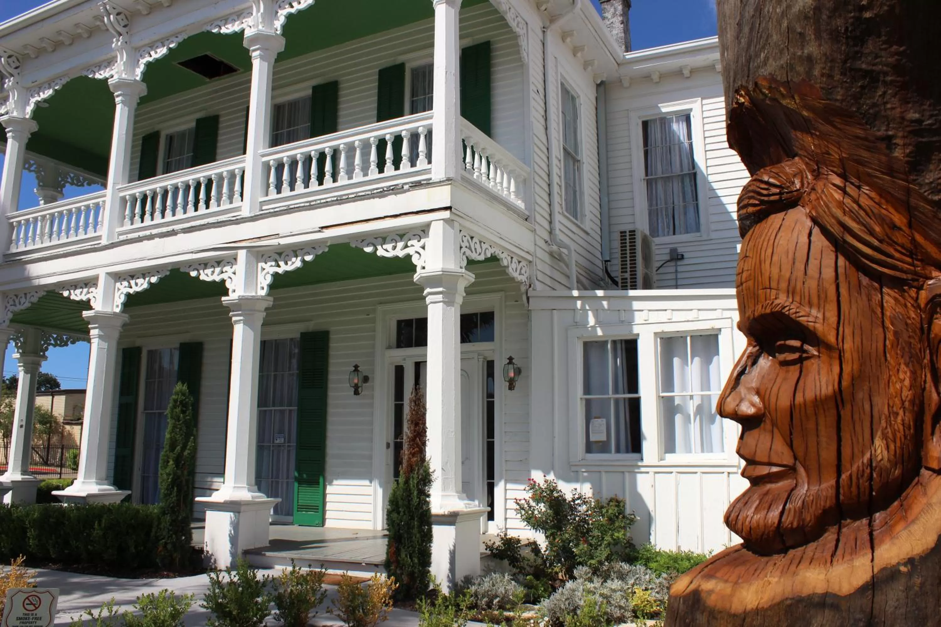 Facade/entrance in The George Manor