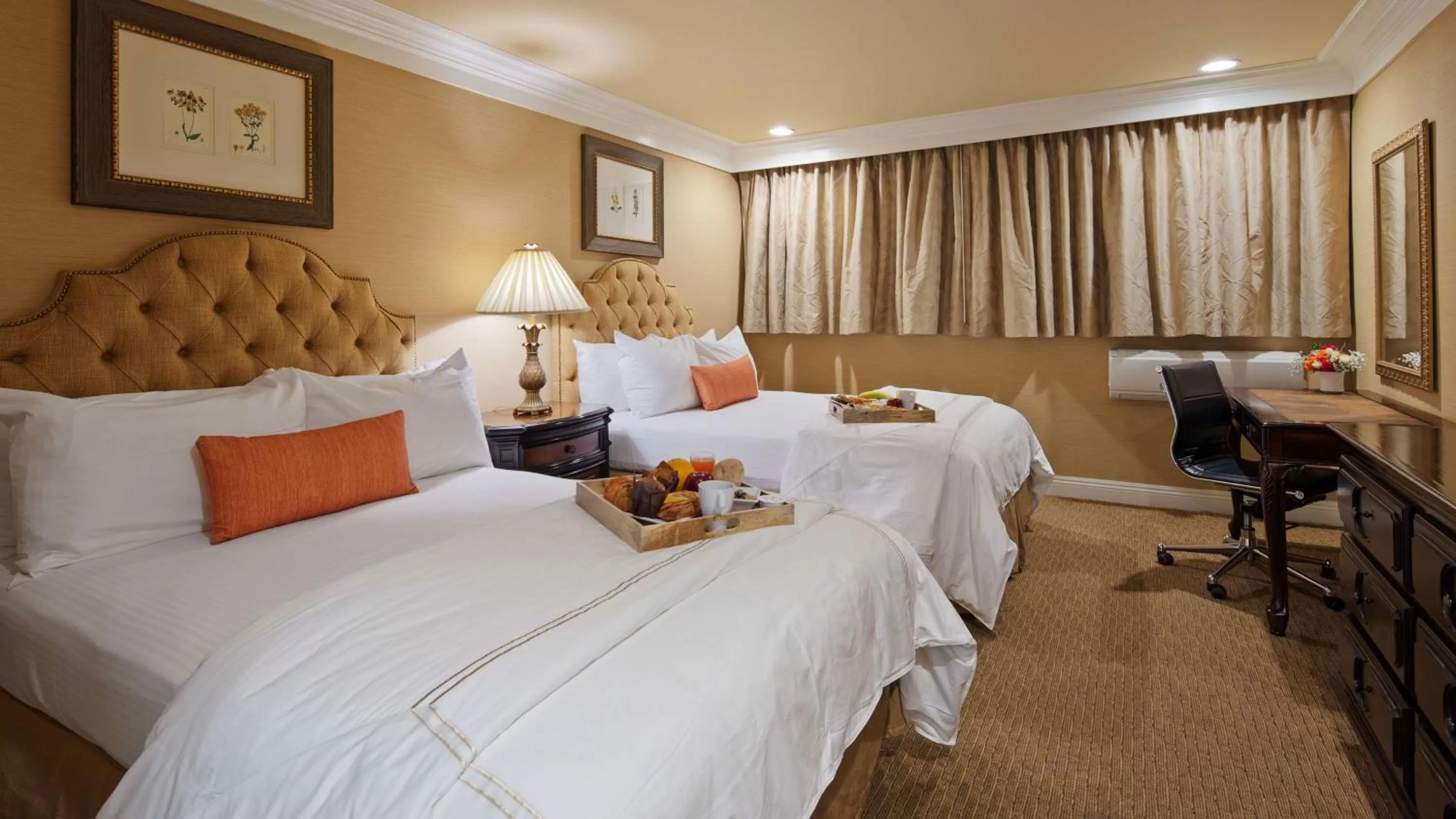 Photo of the whole room, Bed in Best Western Plus Sunset Plaza Hotel