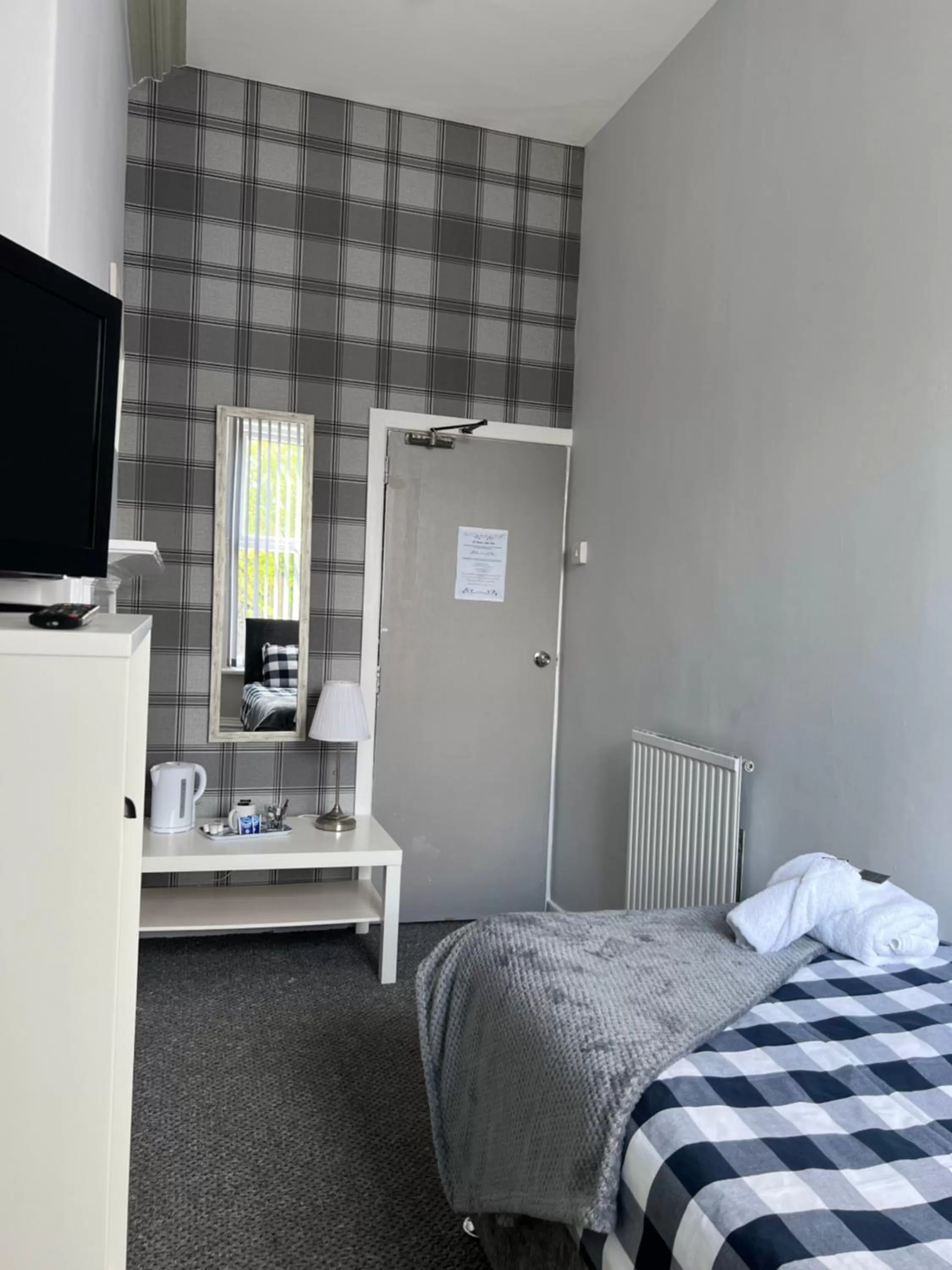 Bedroom, Bed in St Andrews house Hotel