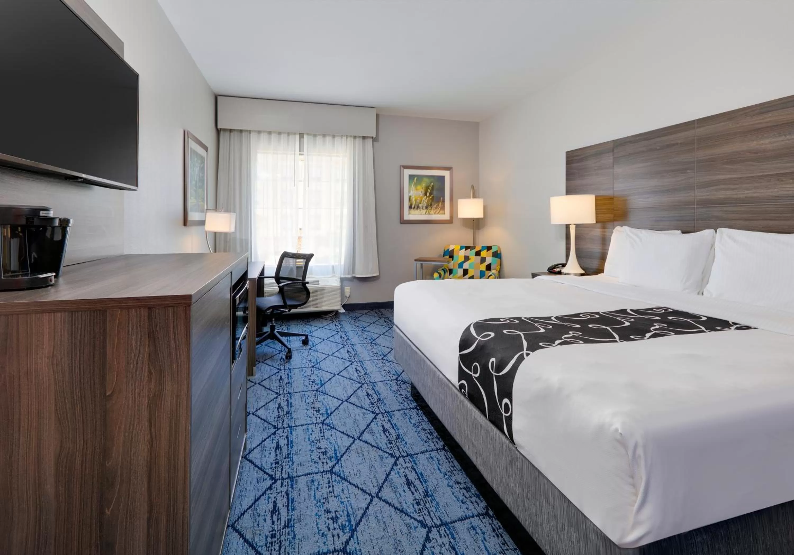 Photo of the whole room, Bed in La Quinta by Wyndham Denton - University Drive