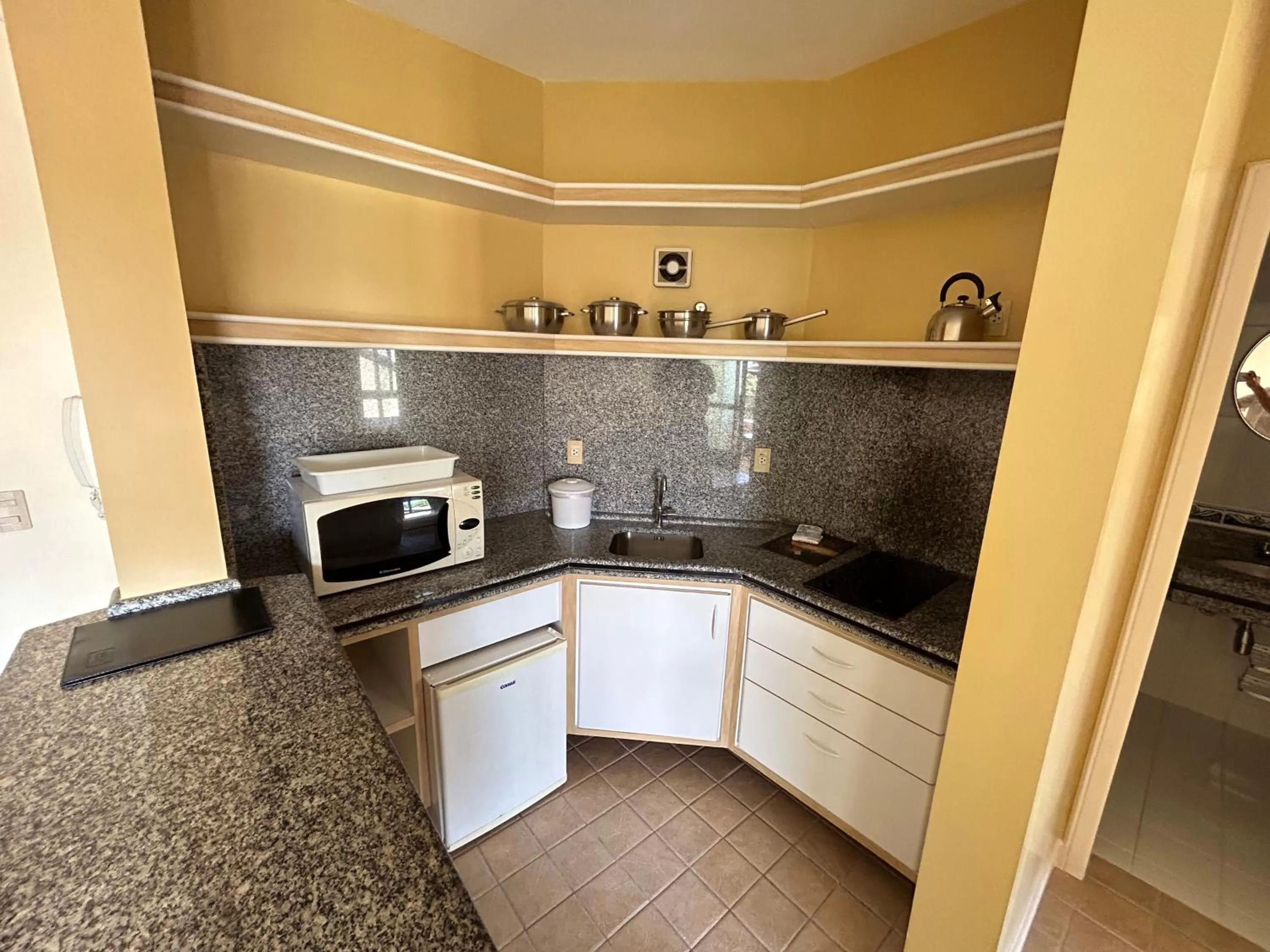 kitchen in Golfinhos Apart Hotel