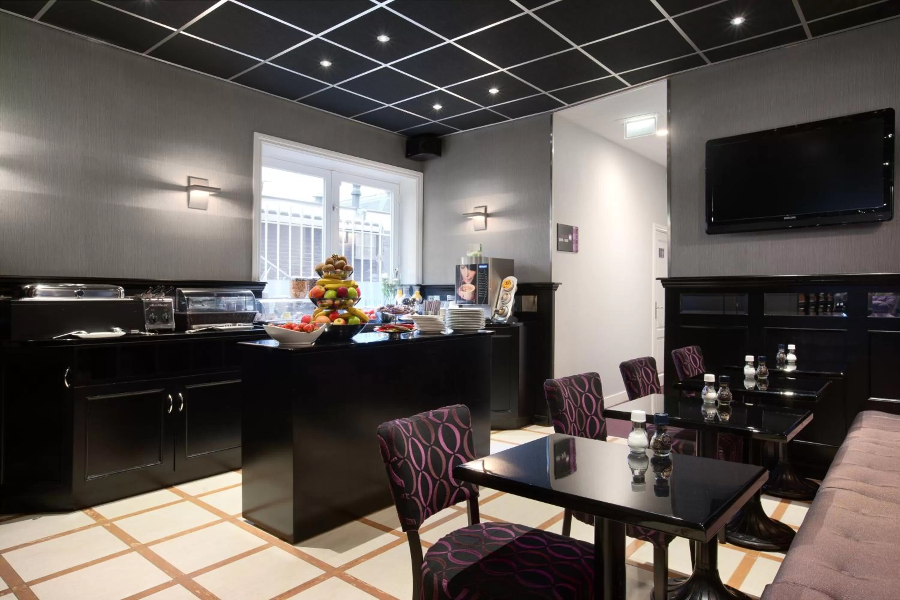 Restaurant/places to eat in Hotel Luxer