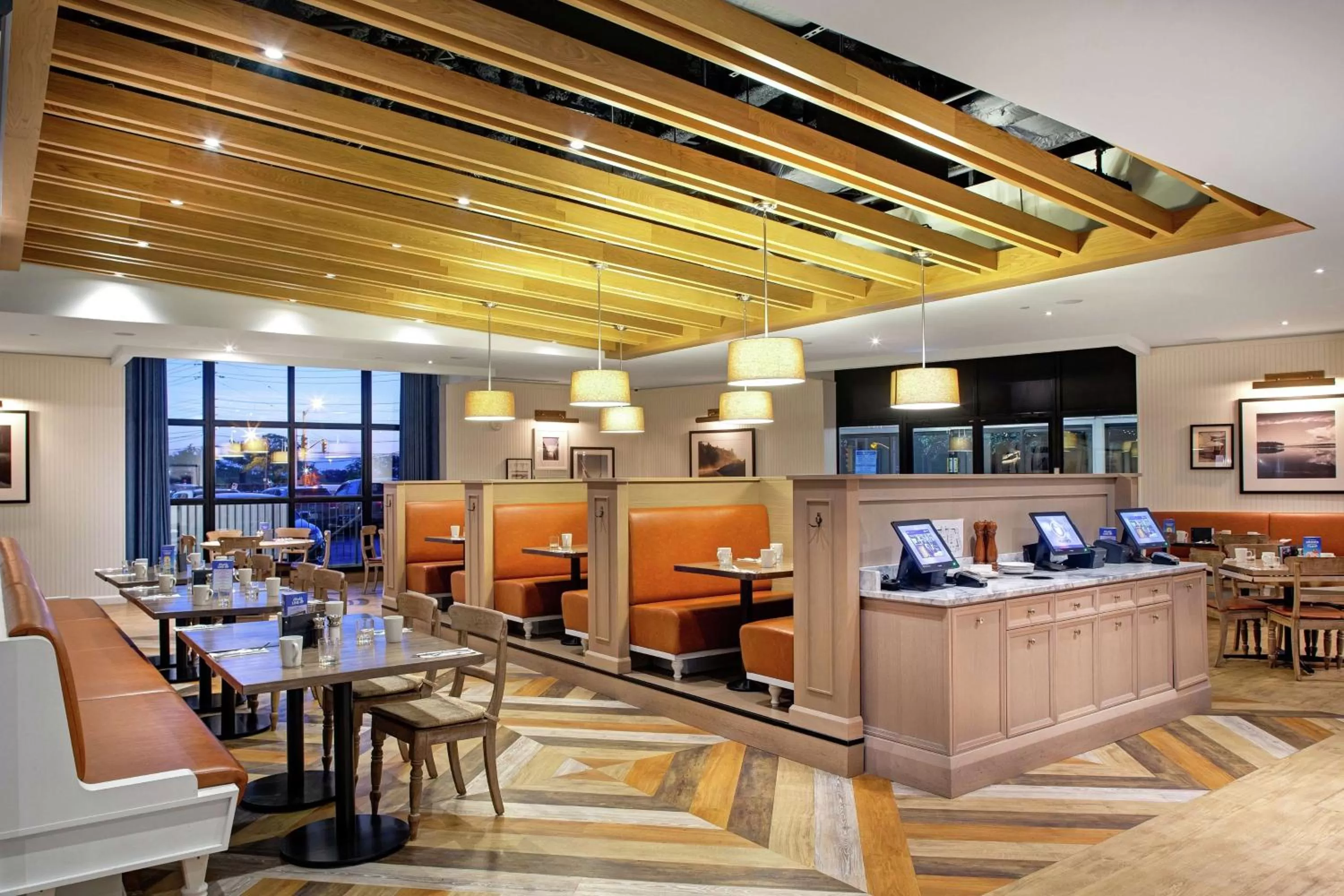 Restaurant/places to eat in Doubletree by Hilton Toronto Airport, ON