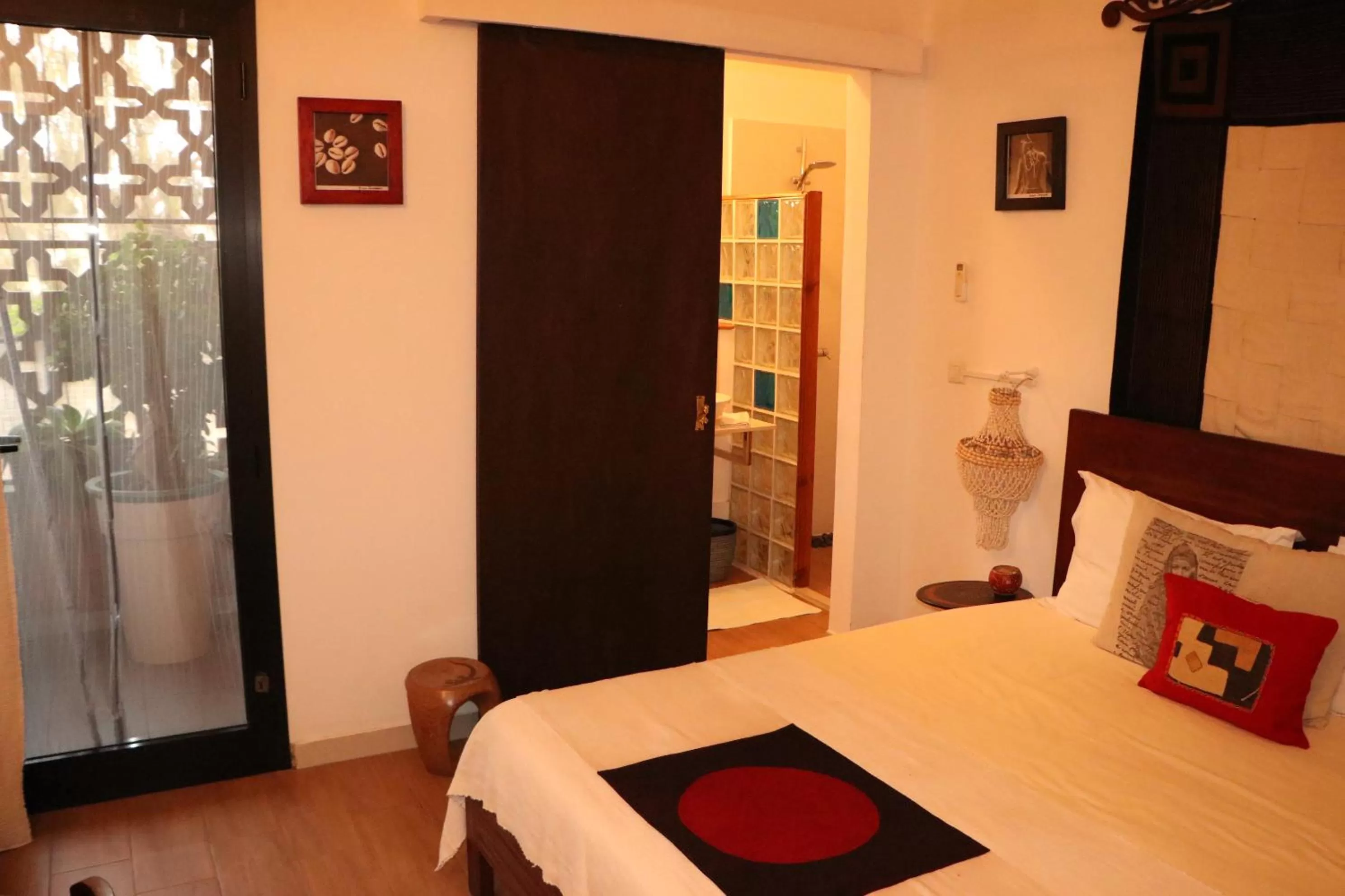 Photo of the whole room, Bed in Nyéléni maison sahel