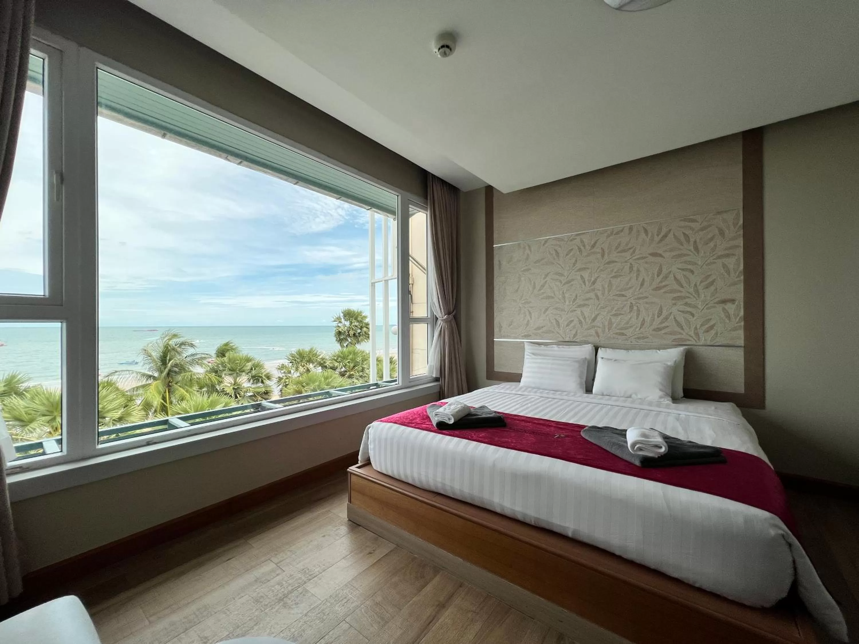 Sea view, Bed in The Beach Front Resort, Pattaya