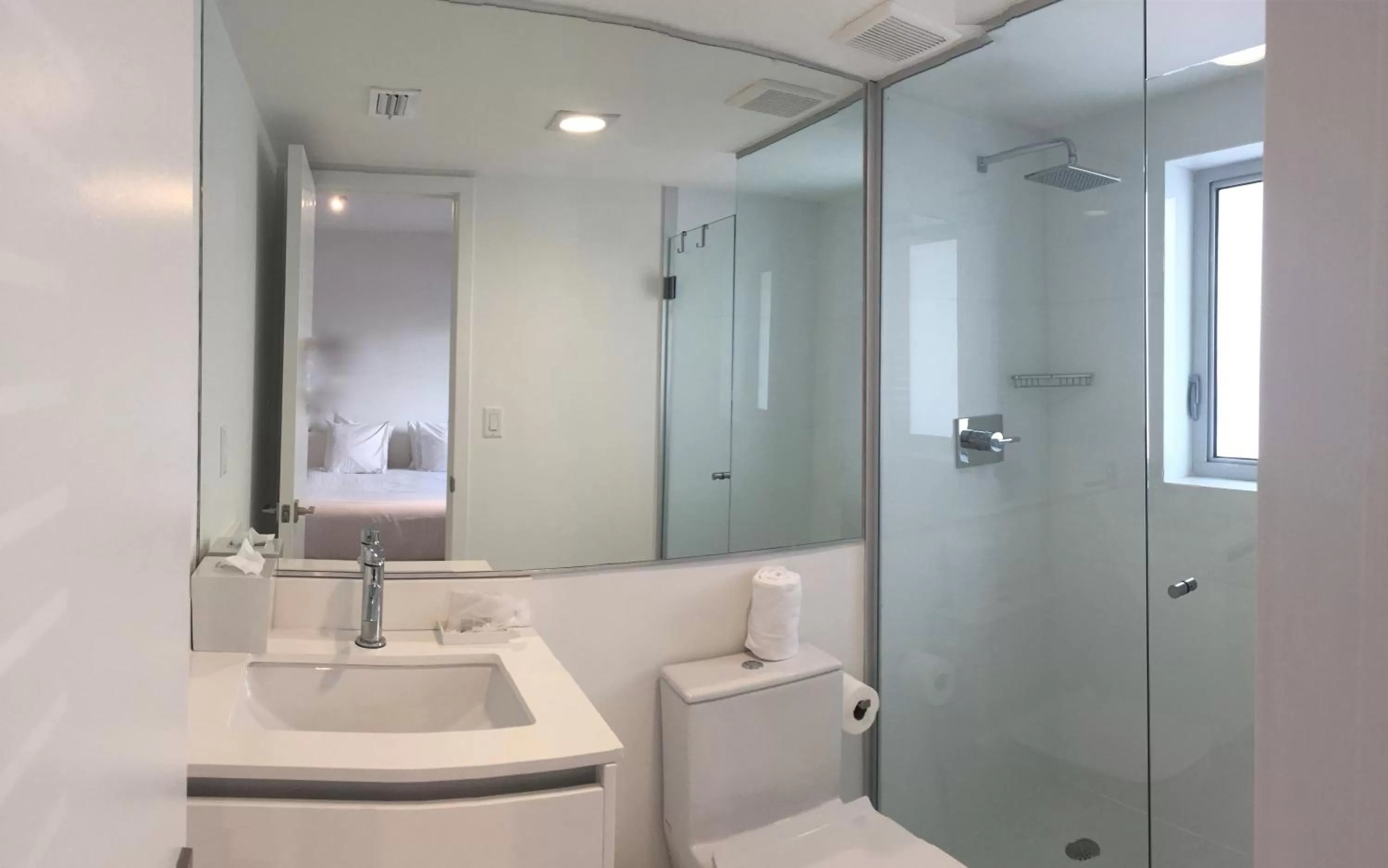 Bathroom in Beach Haus Key Biscayne Contemporary Apartments