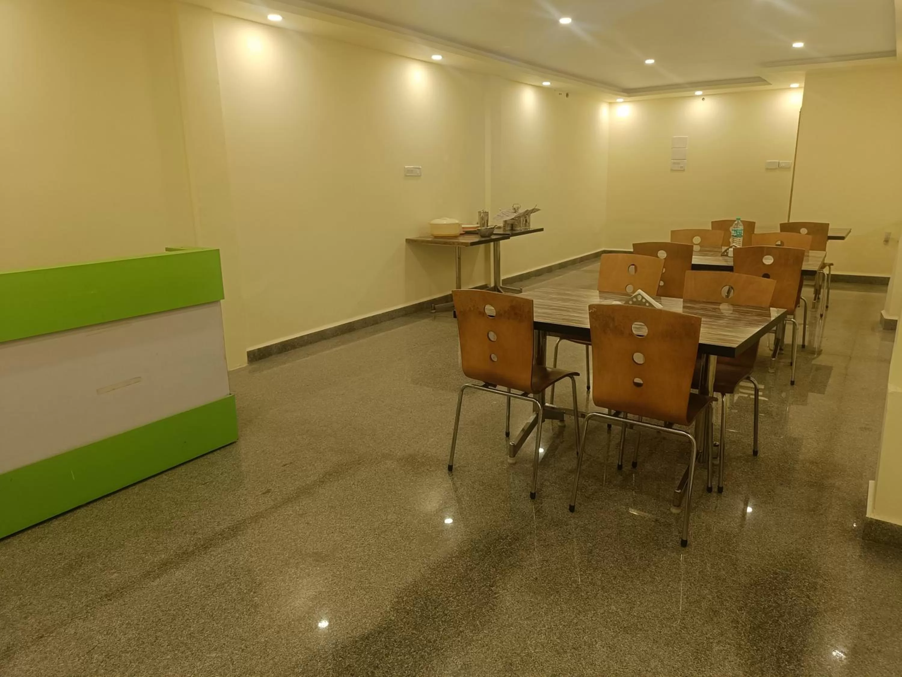 Restaurant/places to eat in The Dolphin Park Hotel, Virugambakkam