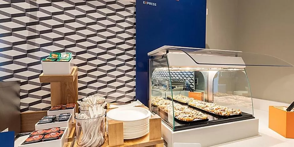 Holiday Inn Express & Suites Palm Desert - Millennium by IHG