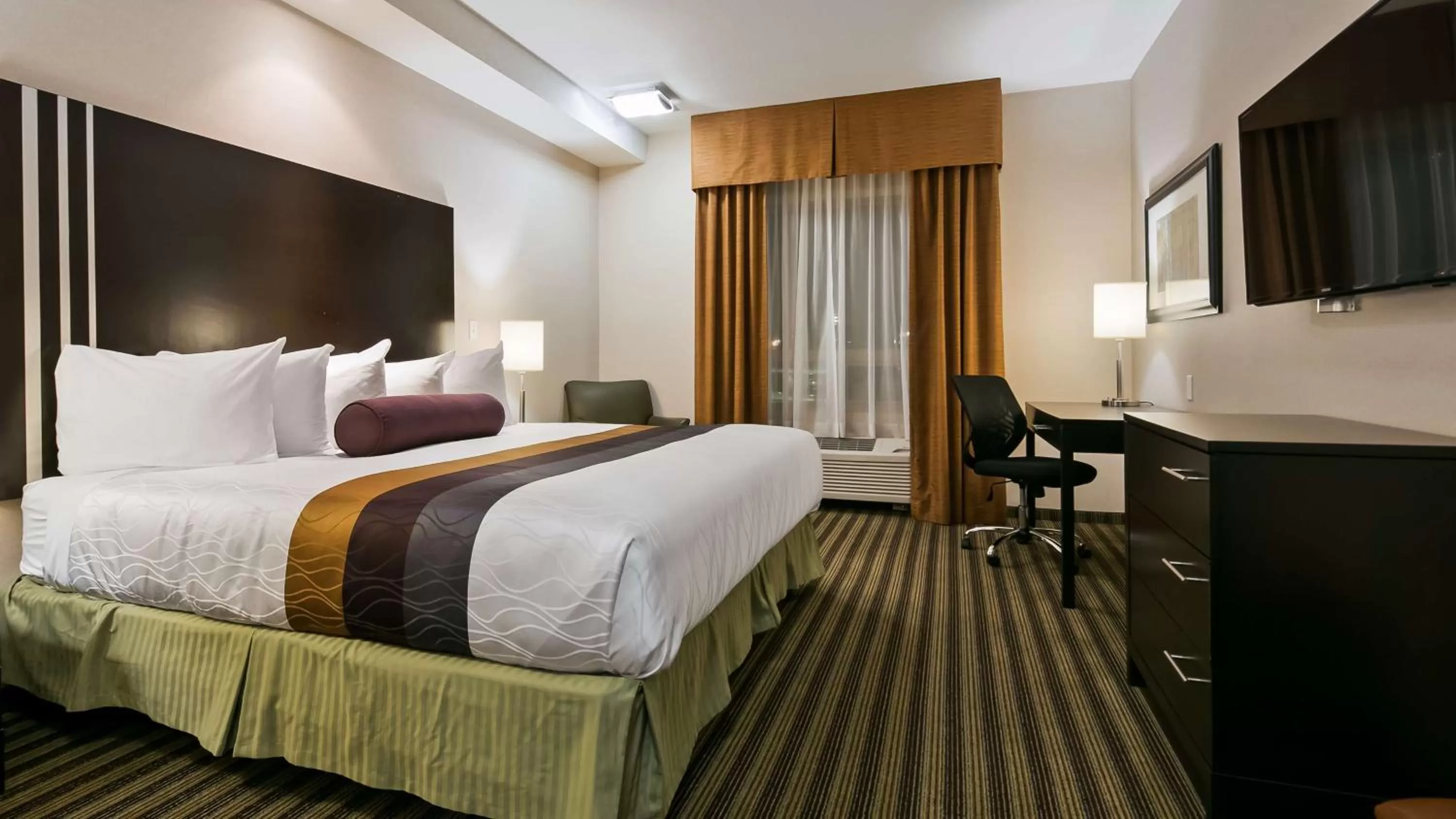 King Room with Roll-in Shower - Disability Access/Non-Smoking in Best Western Plus Sherwood Park Inn & Suites