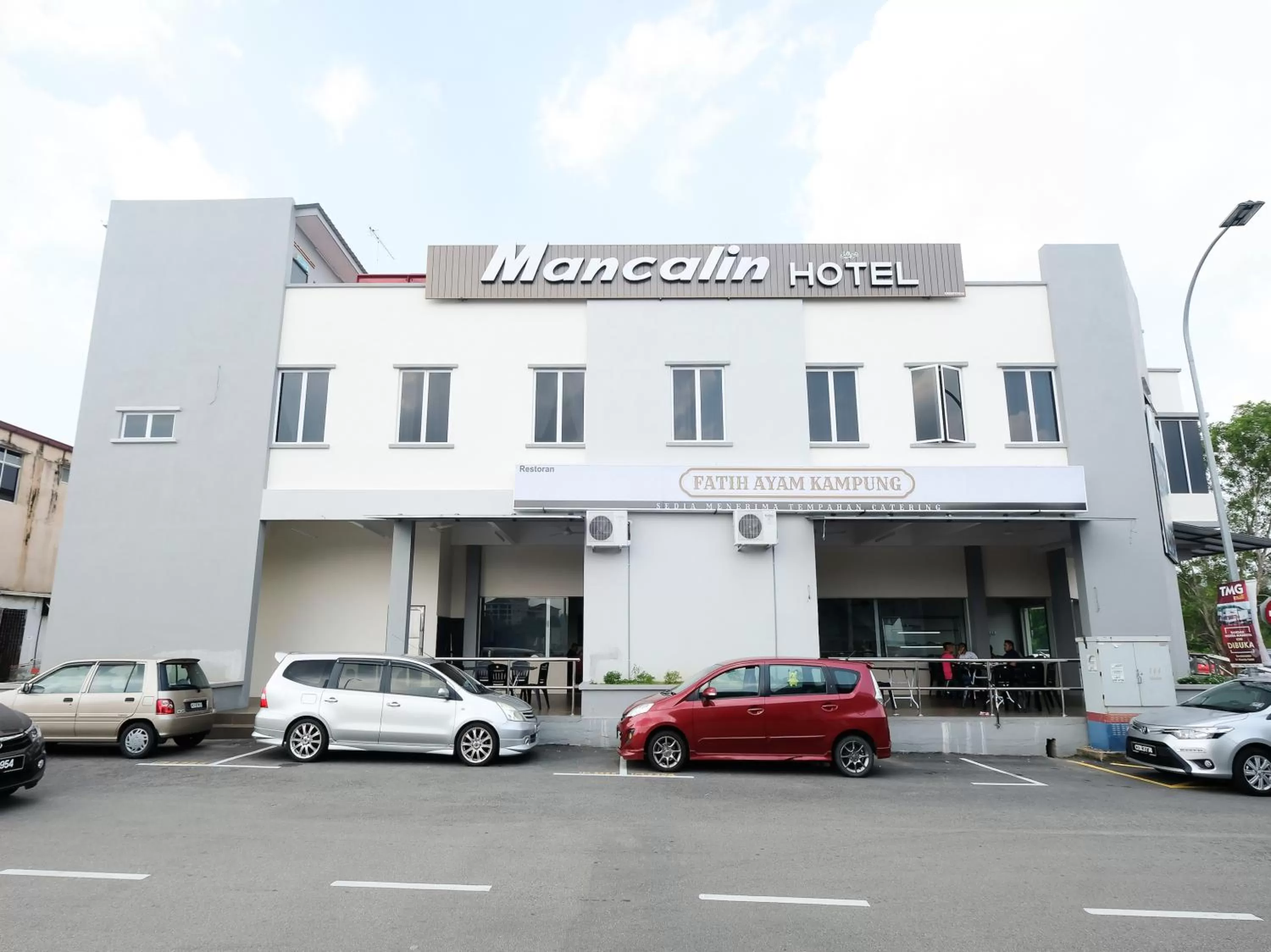 Facade/entrance, Property Building in Super OYO 43935 Mancalin Hotel