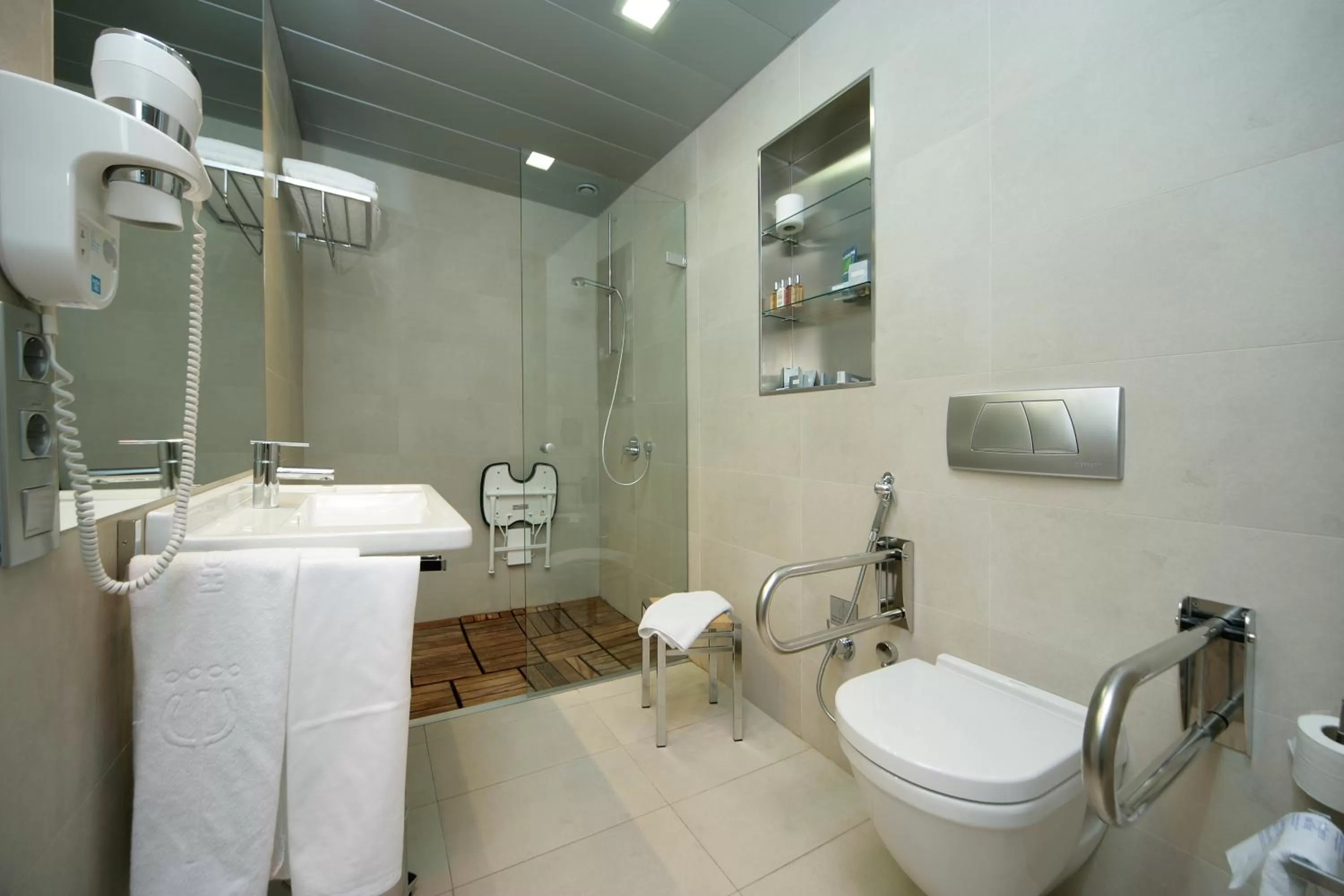 Bathroom in Hotel Neptuno Playa & Spa