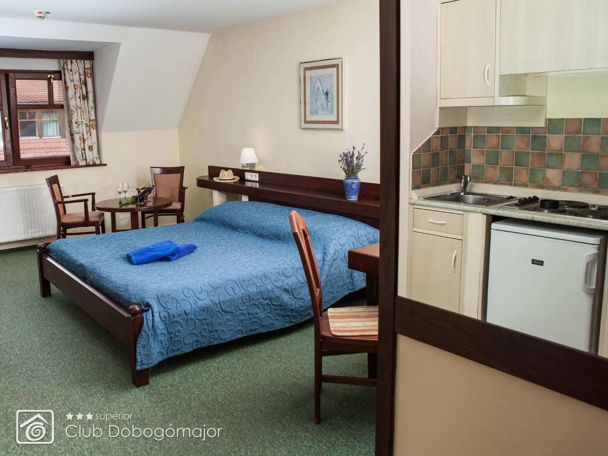 Kitchen or kitchenette, Bed in Club Dobogómajor superior