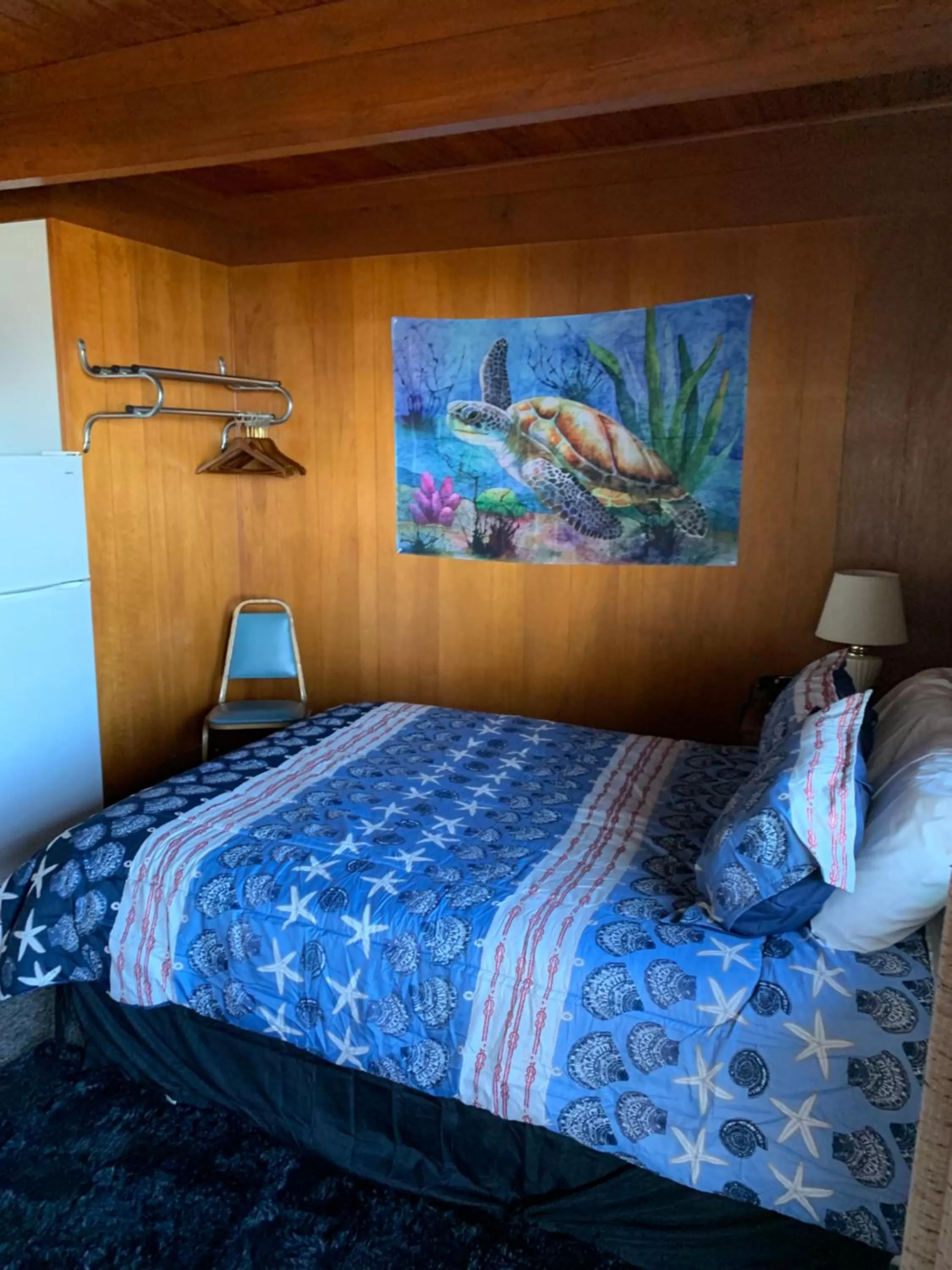 Bed in Curley's Resort & Dive Center