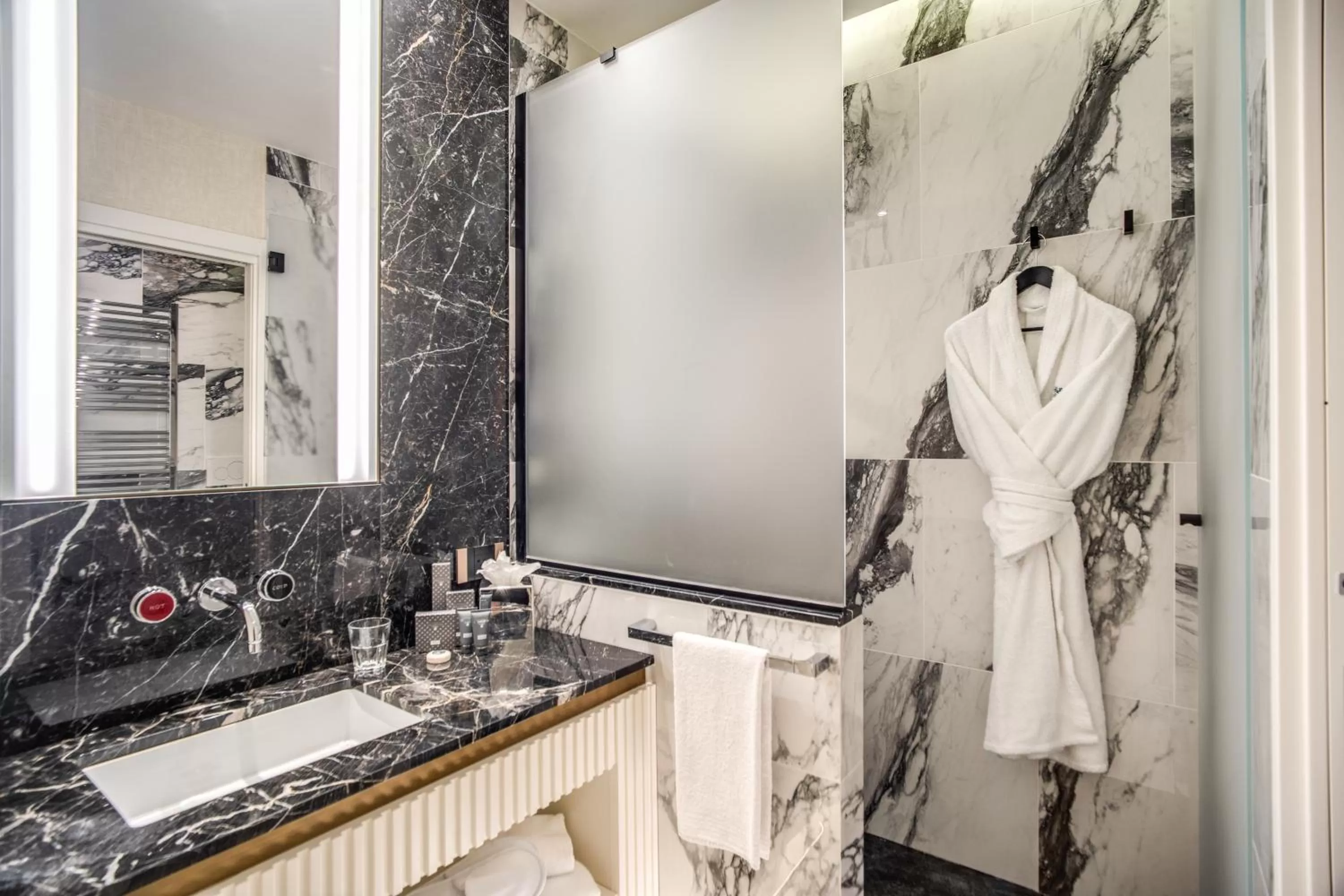 Bathroom in CC Palace Hotel