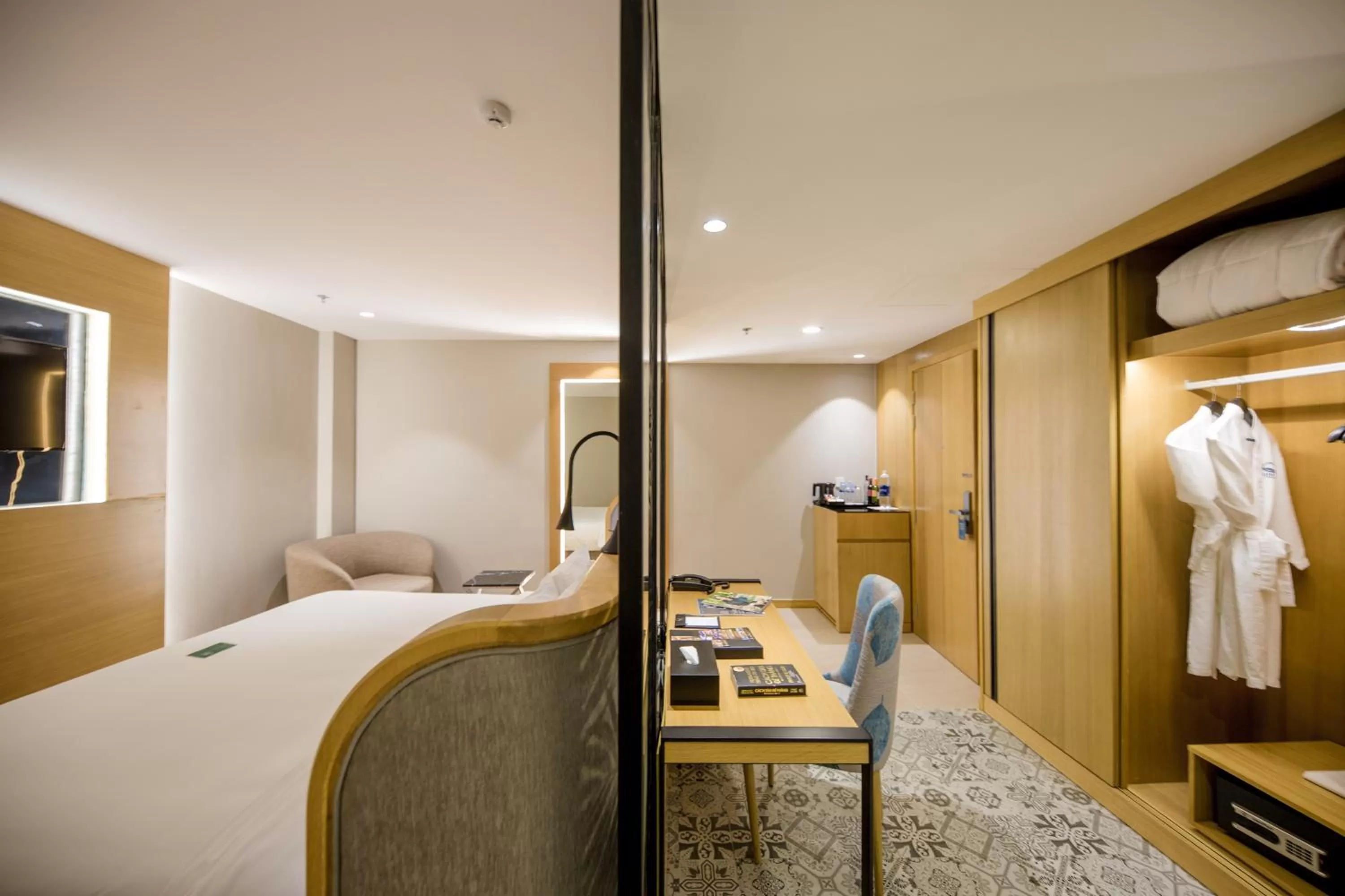 Restaurant/places to eat, Bed in Quinter Central Nha Trang