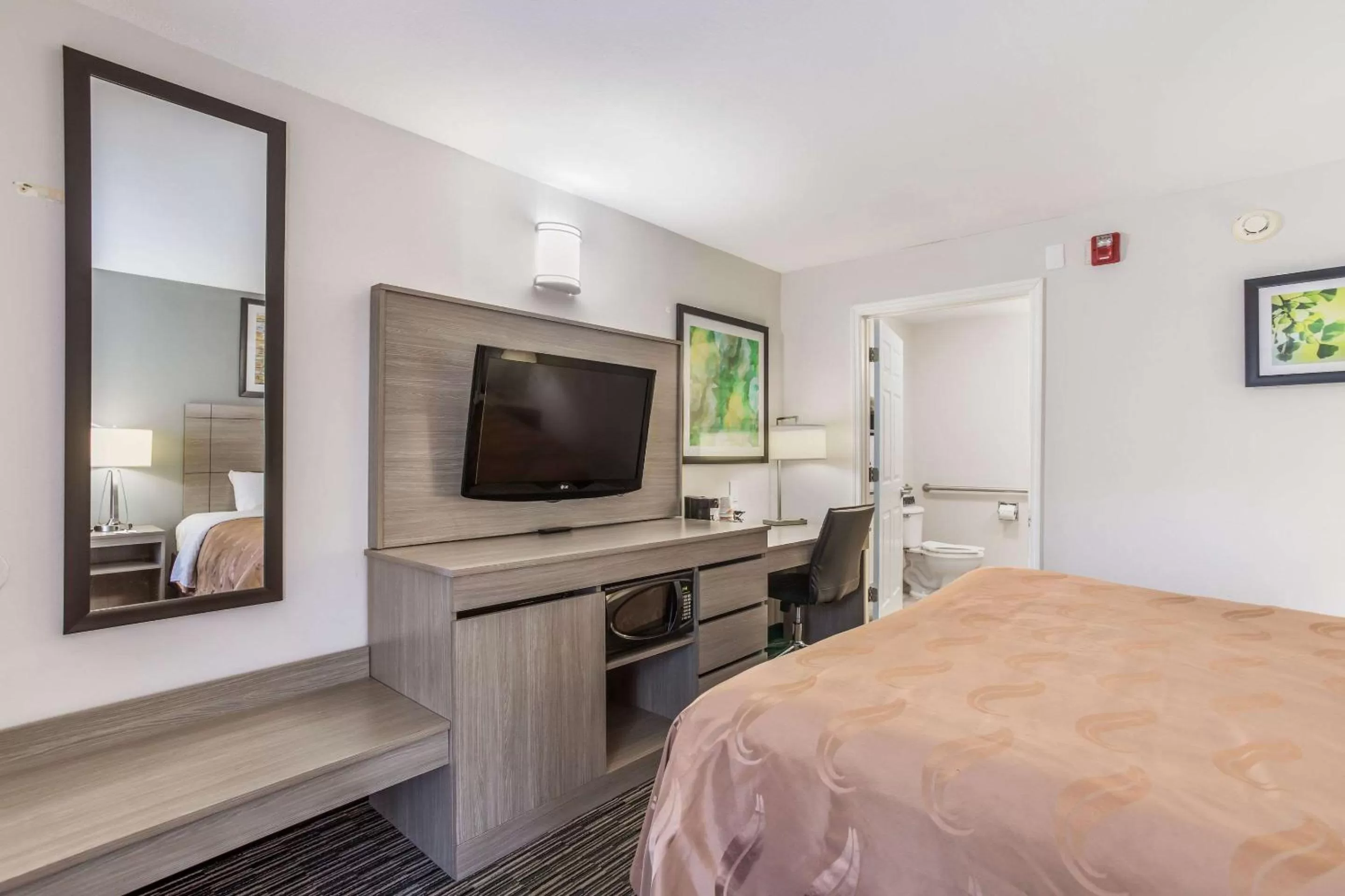 Bedroom, Bed in Quality Inn Gallatin-Nashville Metro