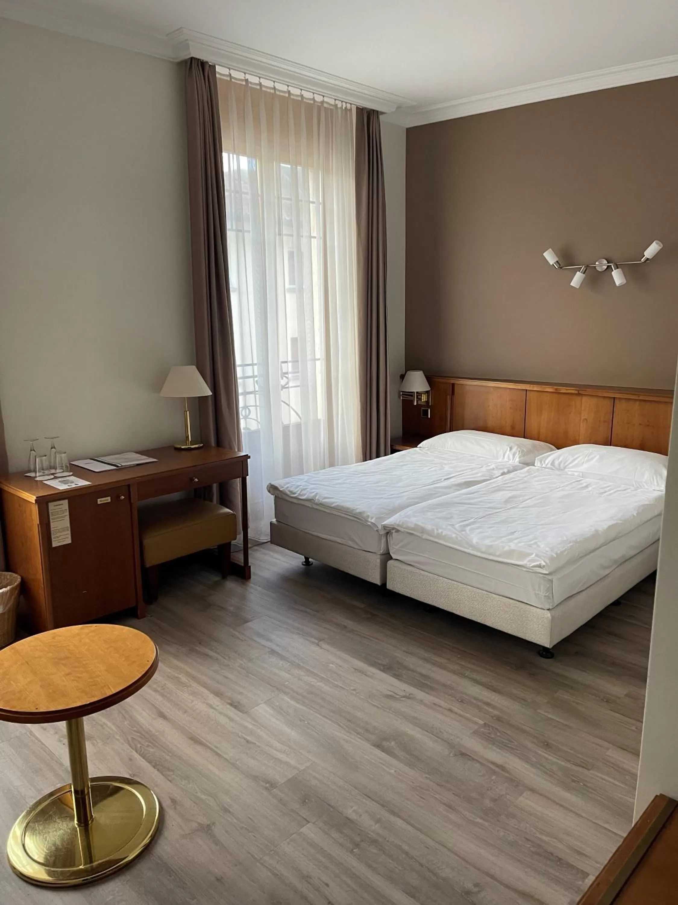 Photo of the whole room in Hôtel des Alpes