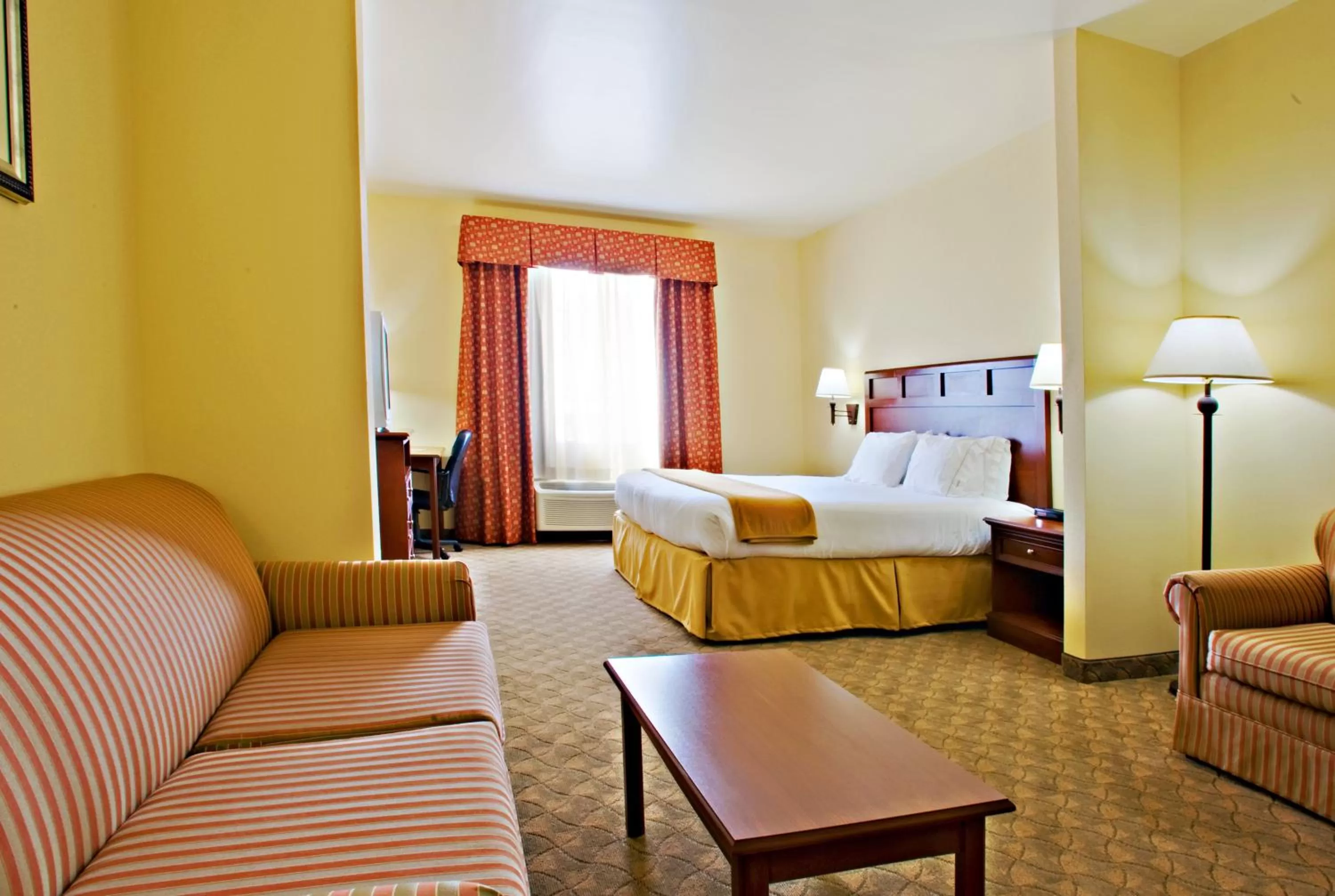 Photo of the whole room, Bed in Holiday Inn Express Hotel & Suites Levelland by IHG